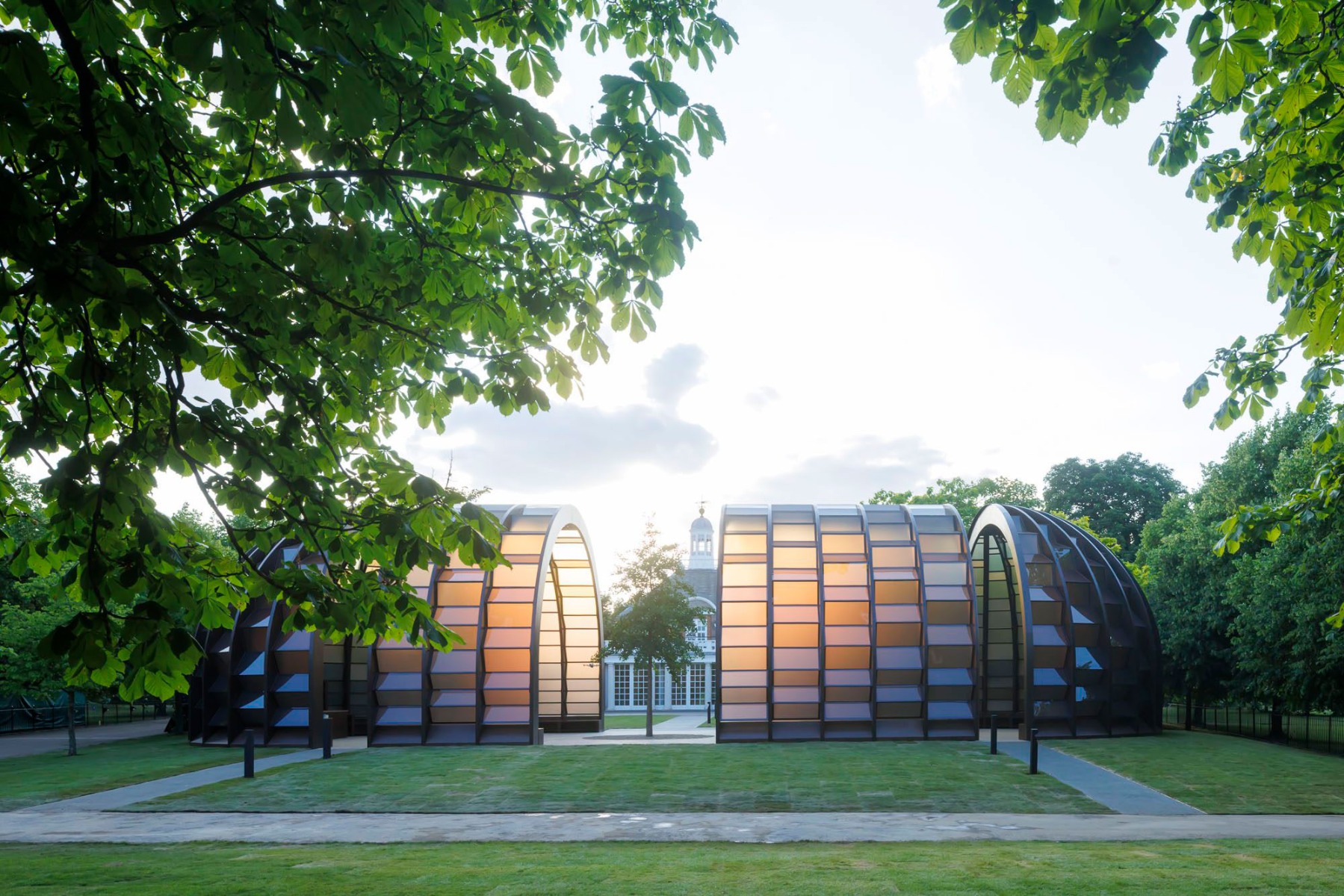 https://detail-cdn.s3.eu-central-1.amazonaws.com/media/catalog/product/s/e/serpentine-pavilion-2025-teaser.jpg?width=437&height=582&store=de_de&image-type=image