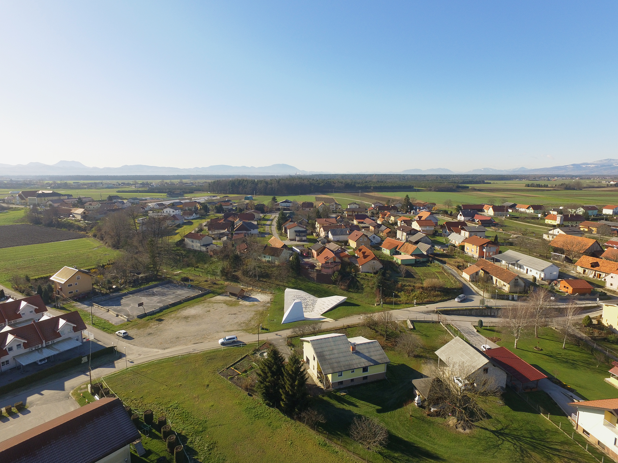 https://detail-cdn.s3.eu-central-1.amazonaws.com/media/catalog/product/s/k/skorba_village_center_04_aerial_view_-_village.jpg?width=437&height=582&store=de_de&image-type=image