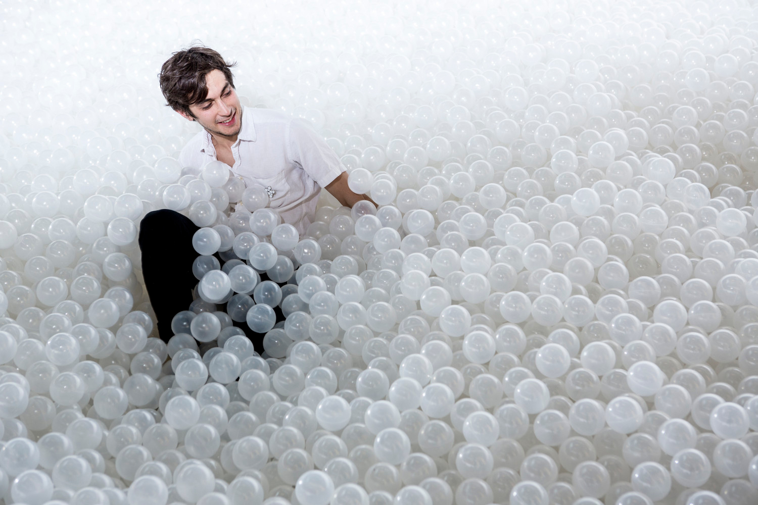 https://detail-cdn.s3.eu-central-1.amazonaws.com/media/catalog/product/s/n/snarkitecture-ballpit-8.jpg?width=437&height=582&store=de_de&image-type=image