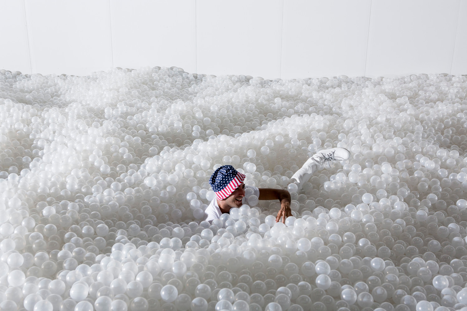 https://detail-cdn.s3.eu-central-1.amazonaws.com/media/catalog/product/s/n/snarkitecture-ballpit-9.jpg?width=437&height=582&store=de_de&image-type=image