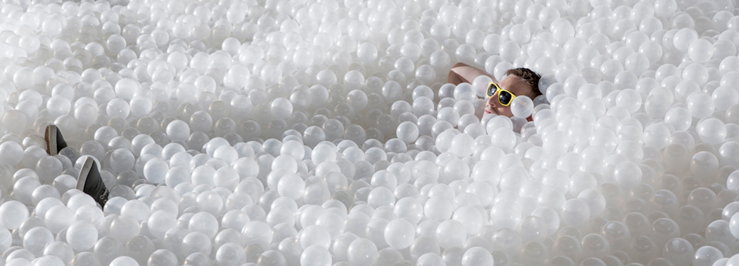 https://detail-cdn.s3.eu-central-1.amazonaws.com/media/catalog/product/s/n/snarkitecture-ballpit-teaser.jpg?width=437&height=582&store=de_de&image-type=image