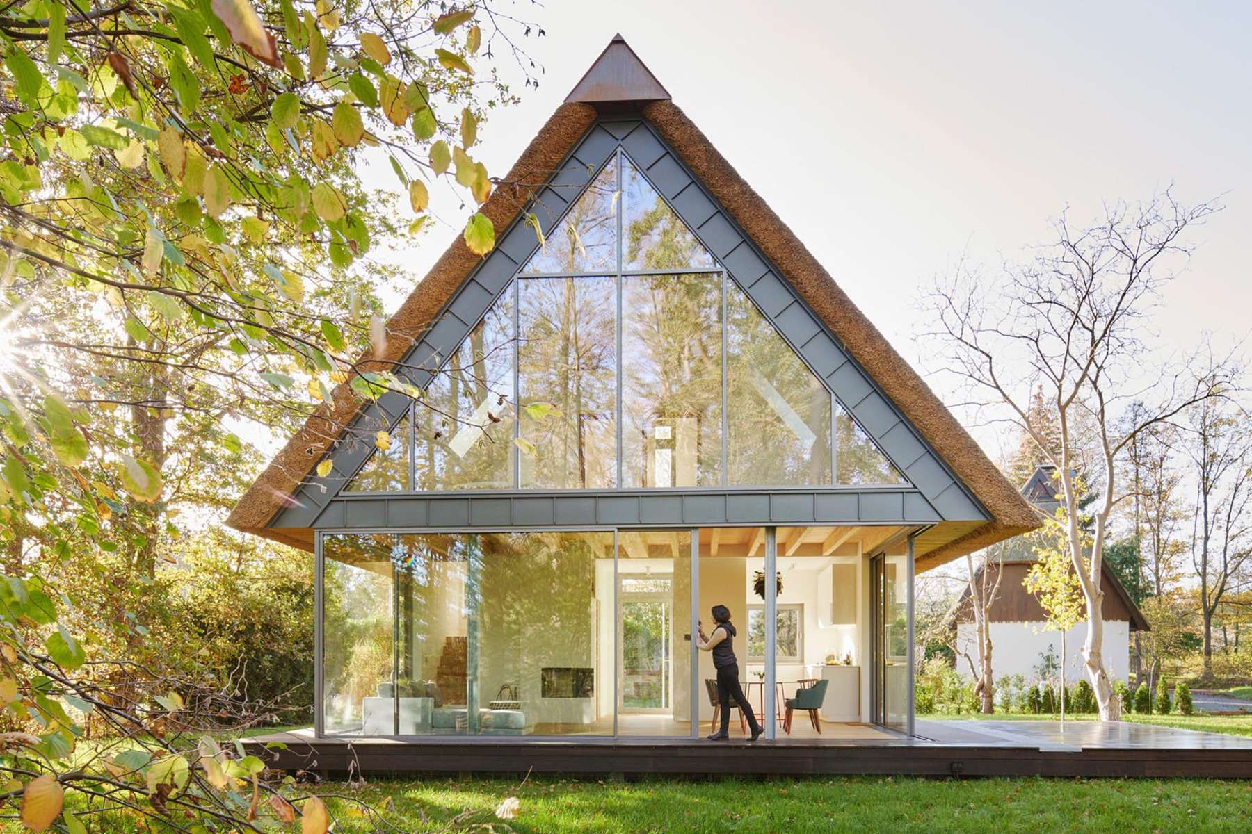 Moderne Fensterkonstruktionen erfüllen den Urwunsch der modernen Architektur, innen und außen zu jeder Jahreszeit miteinander verschmelzen zu lassen. Ein Beispiel dafür ist ein Wochenendhaus mit Cradle-to-Cradle-Konzept im Spreewald. © Wolfgang Zlodej fü