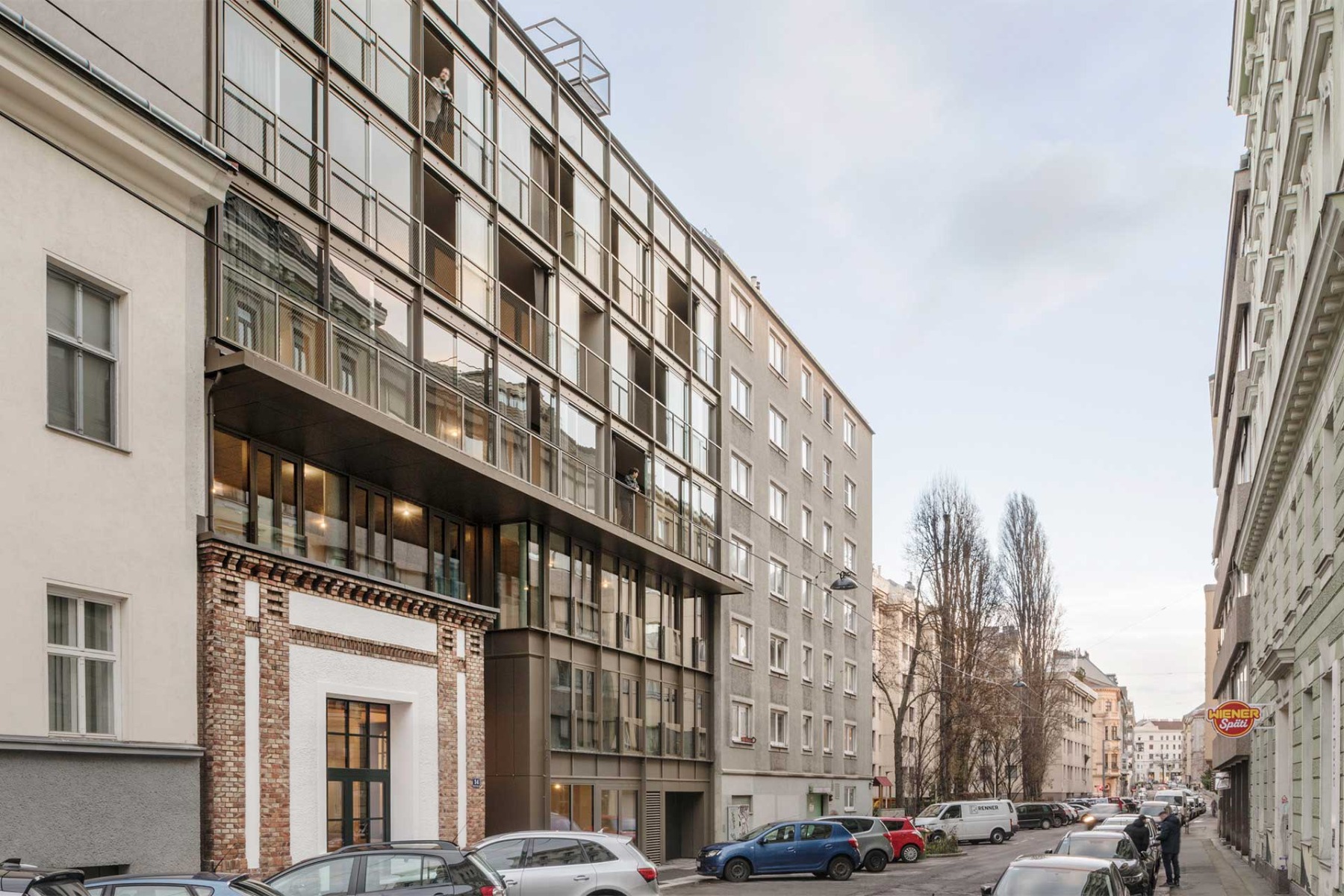 Feld72 reagierte auf die Herausforderung innerstädtischer Verdichtung mit einem Neubau entlang der Straußengasse, mit 13 Wohnungen, 2 Einzelhandelsflächen und 2 Büroetagen. © Hertha Hurnaus