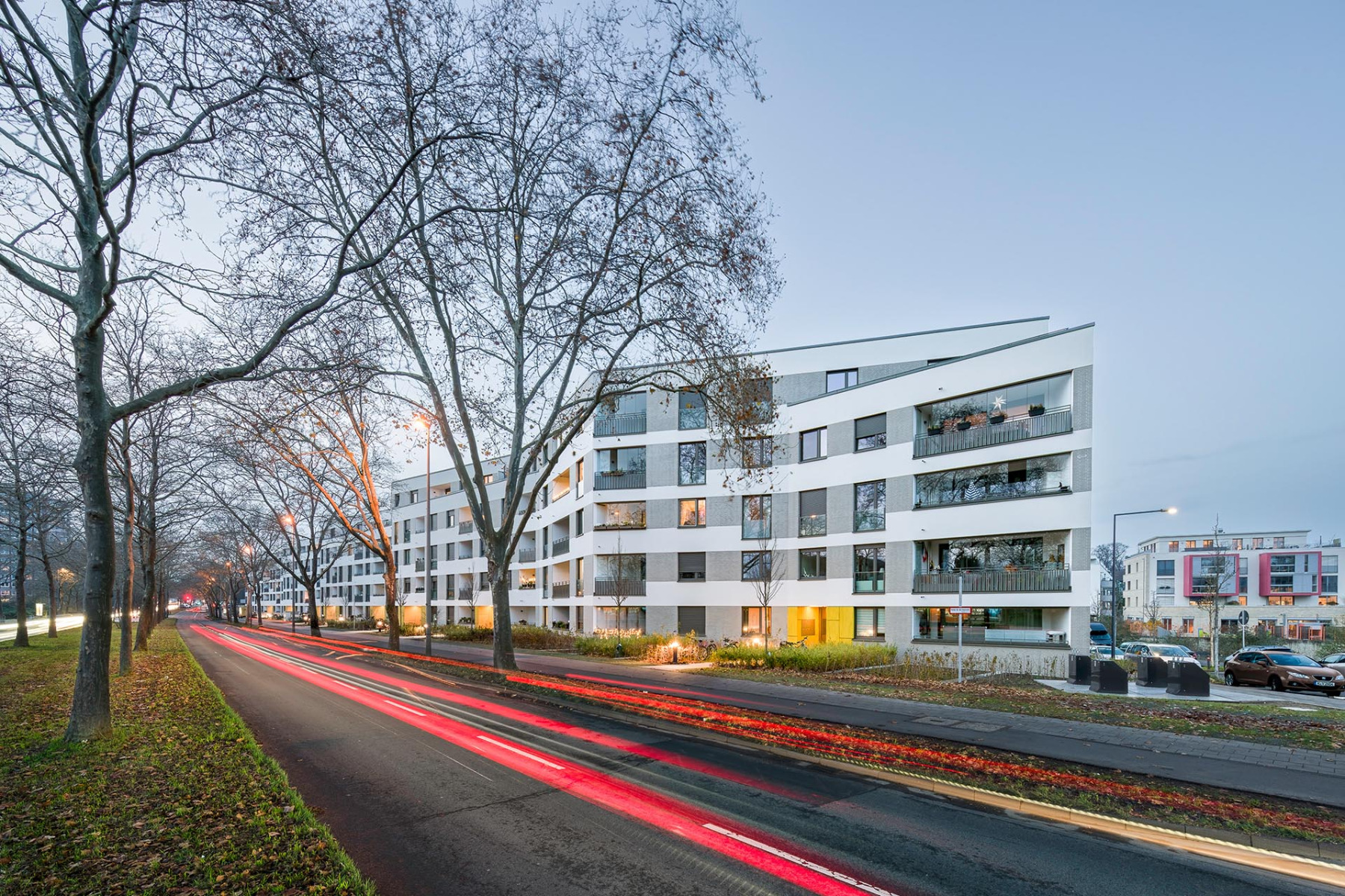 Schmales Grundstück, hohes Verkehrsaufkommen auf der Südseite: Ein ausgefeiltes Lärmschutzkonzept schafft hochwertigen Wohnraum in Köln-Zollstock. © Stefan Schilling