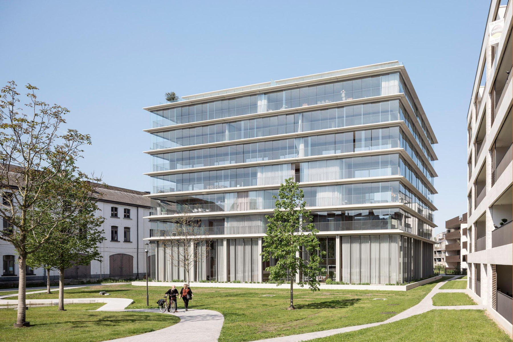 Die Glasfassade verleiht dem Wohngebäude eine gewisse Leichtigkeit, wodurch die große Baumasse die neue Parkanlage nicht dominiert. © Ulrich Schwarz