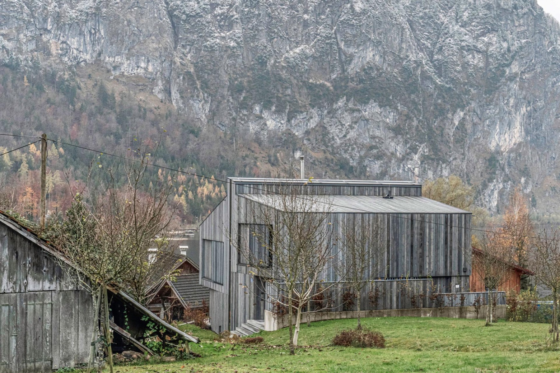 Das Gebäude besticht durch reduzierte, moderne Architektur und Nachhaltigkeit. Seine Geometrie und die Holzfassade lassen es mit der Landschaft verschmelzen. © Peter Kuczia / Solarlux GmbH
