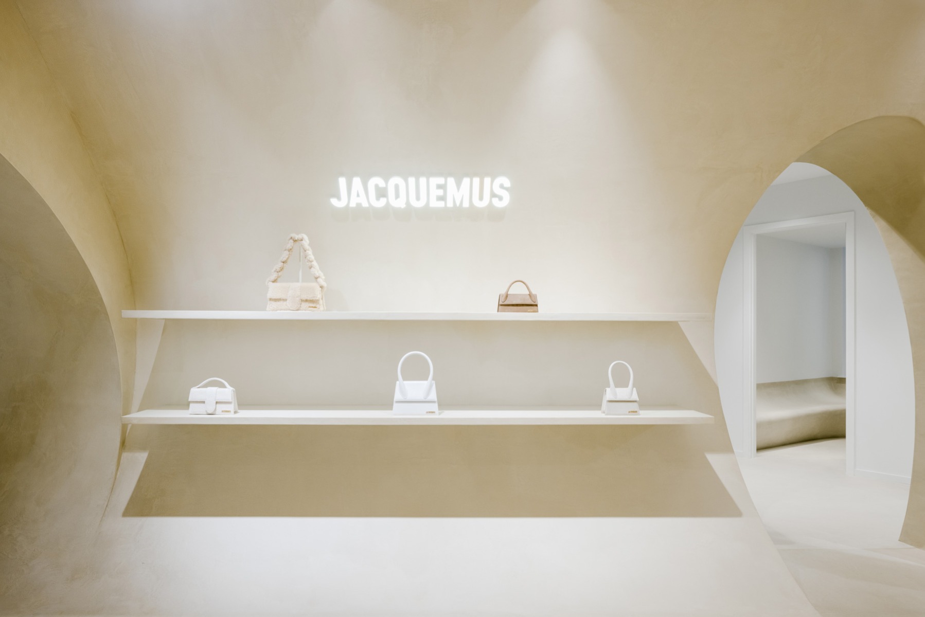 https://detail-cdn.s3.eu-central-1.amazonaws.com/media/catalog/product/s/t/stores_fu_r_jacquemus_in_london_und_paris_von_oma-14.jpg?width=437&height=582&store=de_en&image-type=image