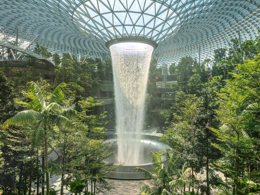 https://detail-cdn.s3.eu-central-1.amazonaws.com/media/catalog/product/s/t/str-2019-3-40-jewel-changi-airport-in-singapore-safdie-architects-burohappold-engineering-1_1.jpg?width=437&height=582&store=de_de&image-type=image
