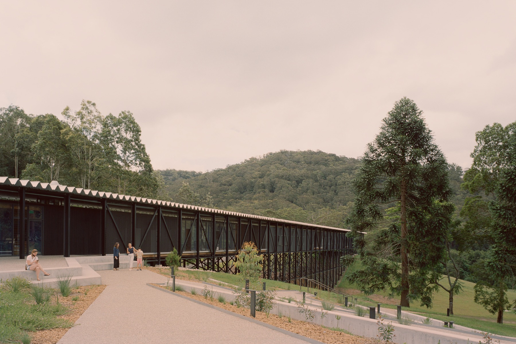 https://detail-cdn.s3.eu-central-1.amazonaws.com/media/catalog/product/t/0/t0-bundanon-art-museum-kerstin-thompson-architects.jpg?width=437&height=582&store=de_en&image-type=image