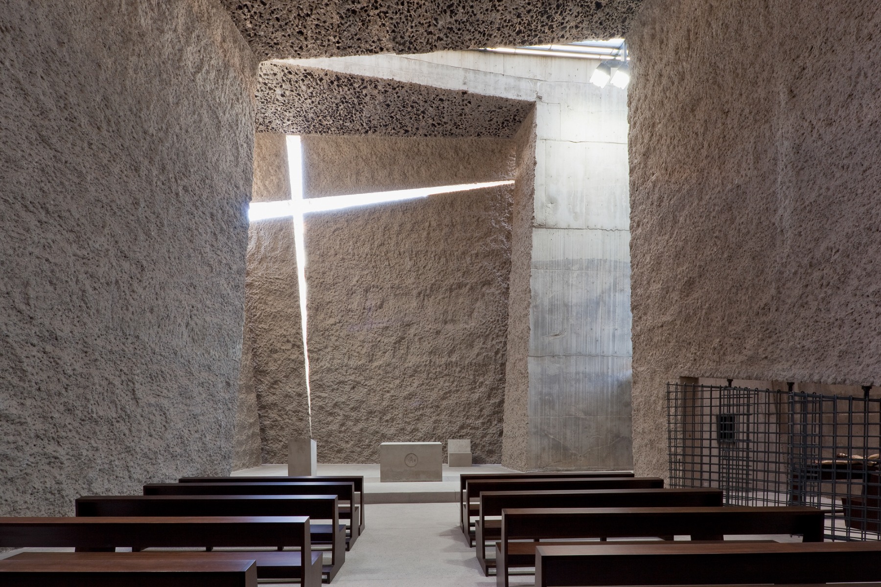 https://detail-cdn.s3.eu-central-1.amazonaws.com/media/catalog/product/t/0/t0-monolithische-kirche-auf-teneriffa-von-menis-arquitects.jpg?width=437&height=582&store=de_de&image-type=image