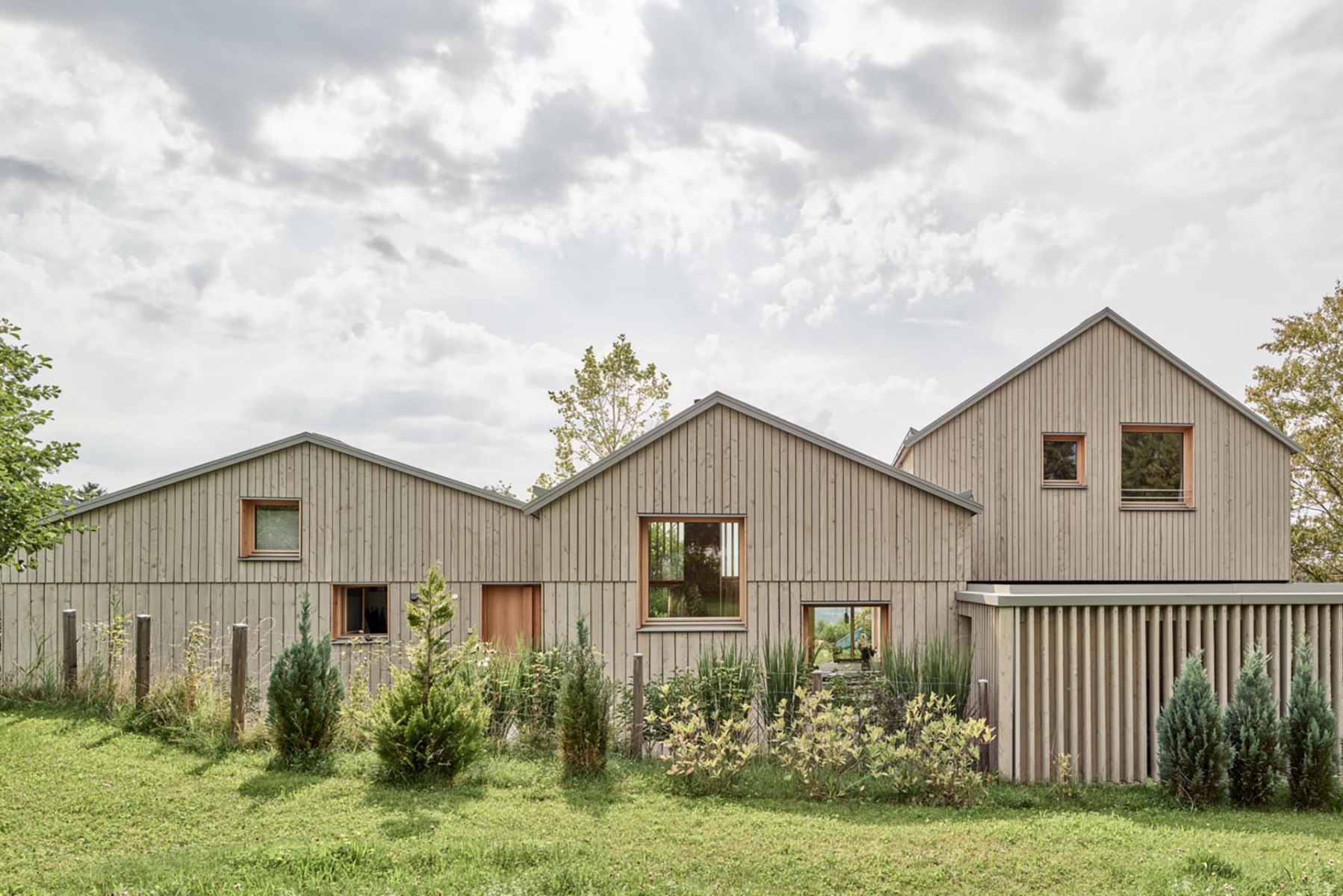 Das Wohnhaus in St. Ulrich bei Steyr gliedert sich in drei auch innenräumlich sehr unterschiedliche Teile. © Kurt Hörbst 