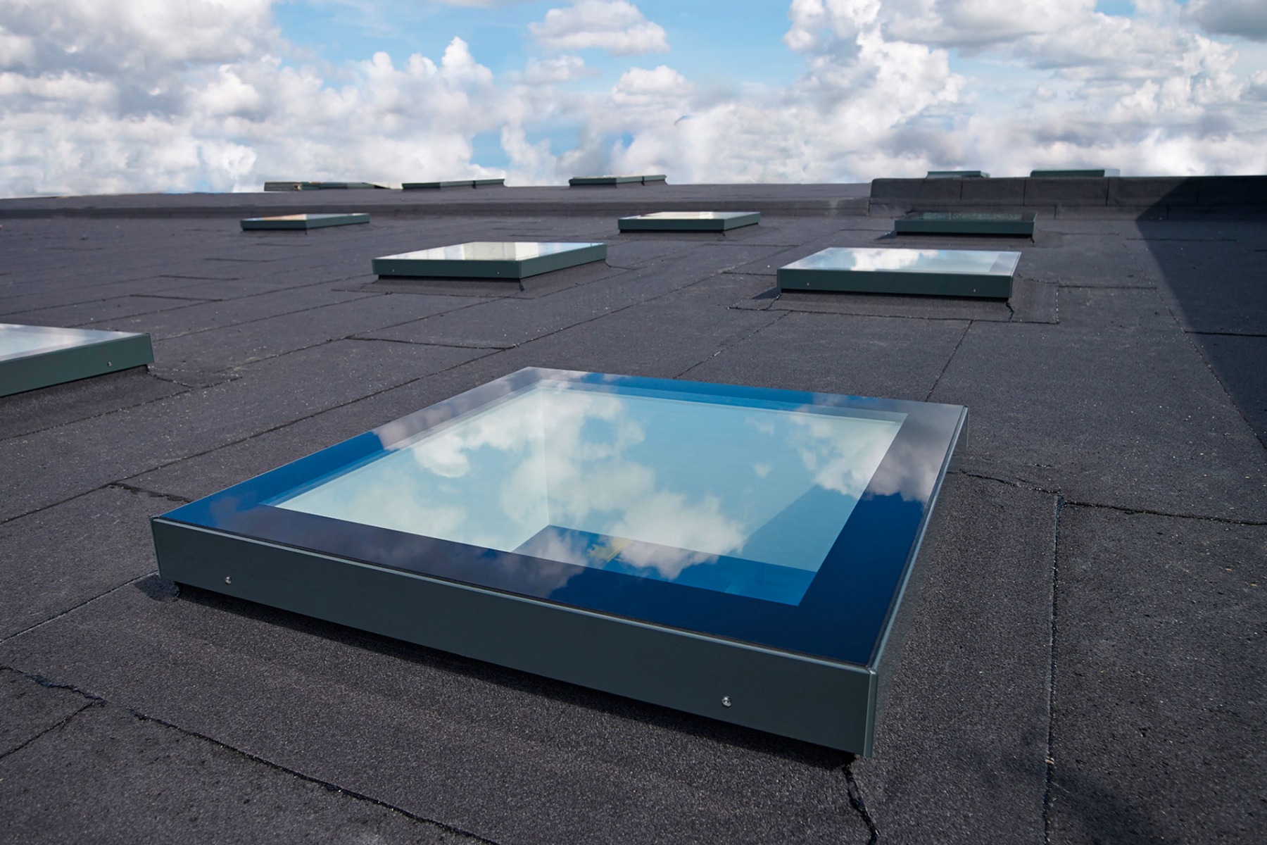 https://detail-cdn.s3.eu-central-1.amazonaws.com/media/catalog/product/v/e/velux-modular-rooflights_05_3_2.jpg?width=437&height=582&store=de_de&image-type=image