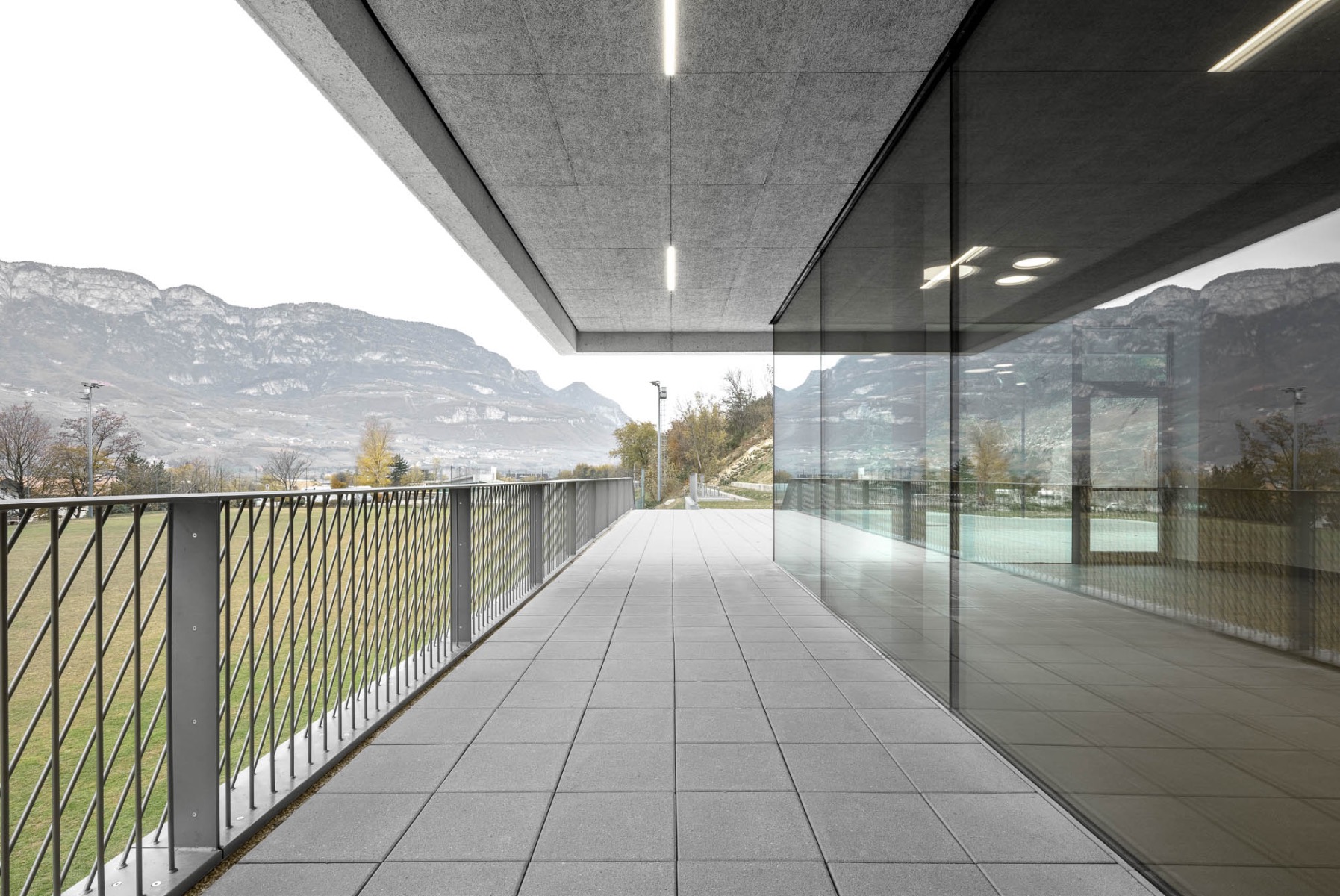 https://detail-cdn.s3.eu-central-1.amazonaws.com/media/catalog/product/v/e/vereinsheim-in-suedtirol-modus-architects-10.jpg?width=437&height=582&store=de_en&image-type=image