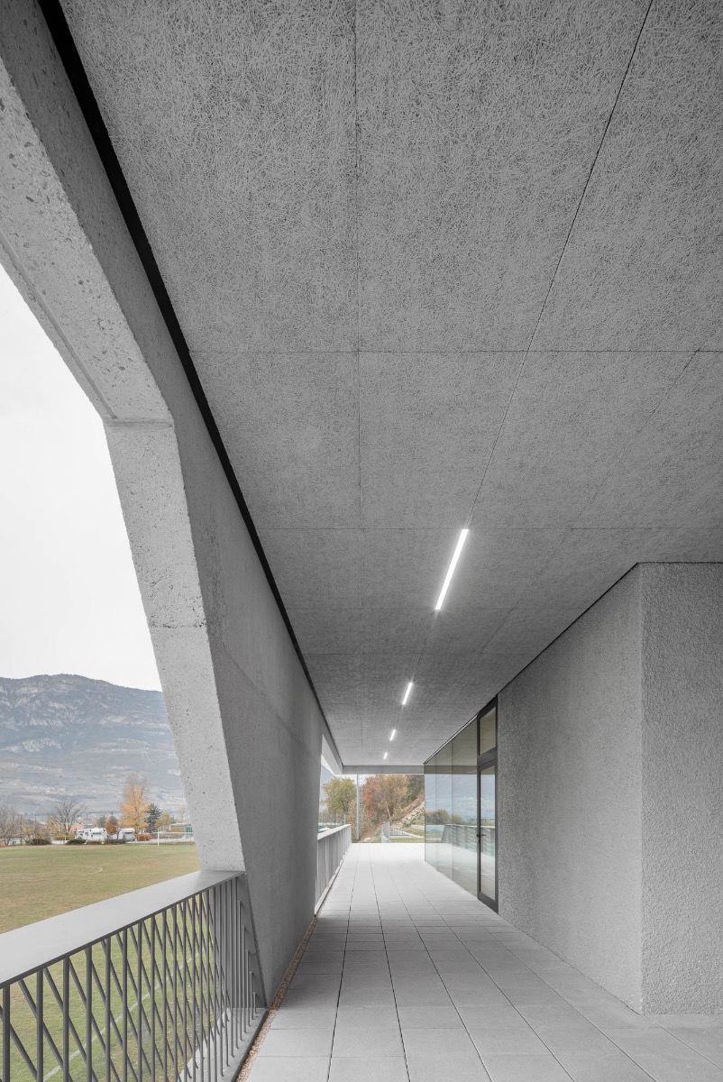 https://detail-cdn.s3.eu-central-1.amazonaws.com/media/catalog/product/v/e/vereinsheim-in-suedtirol-modus-architects-9.jpg?width=437&height=582&store=de_en&image-type=image