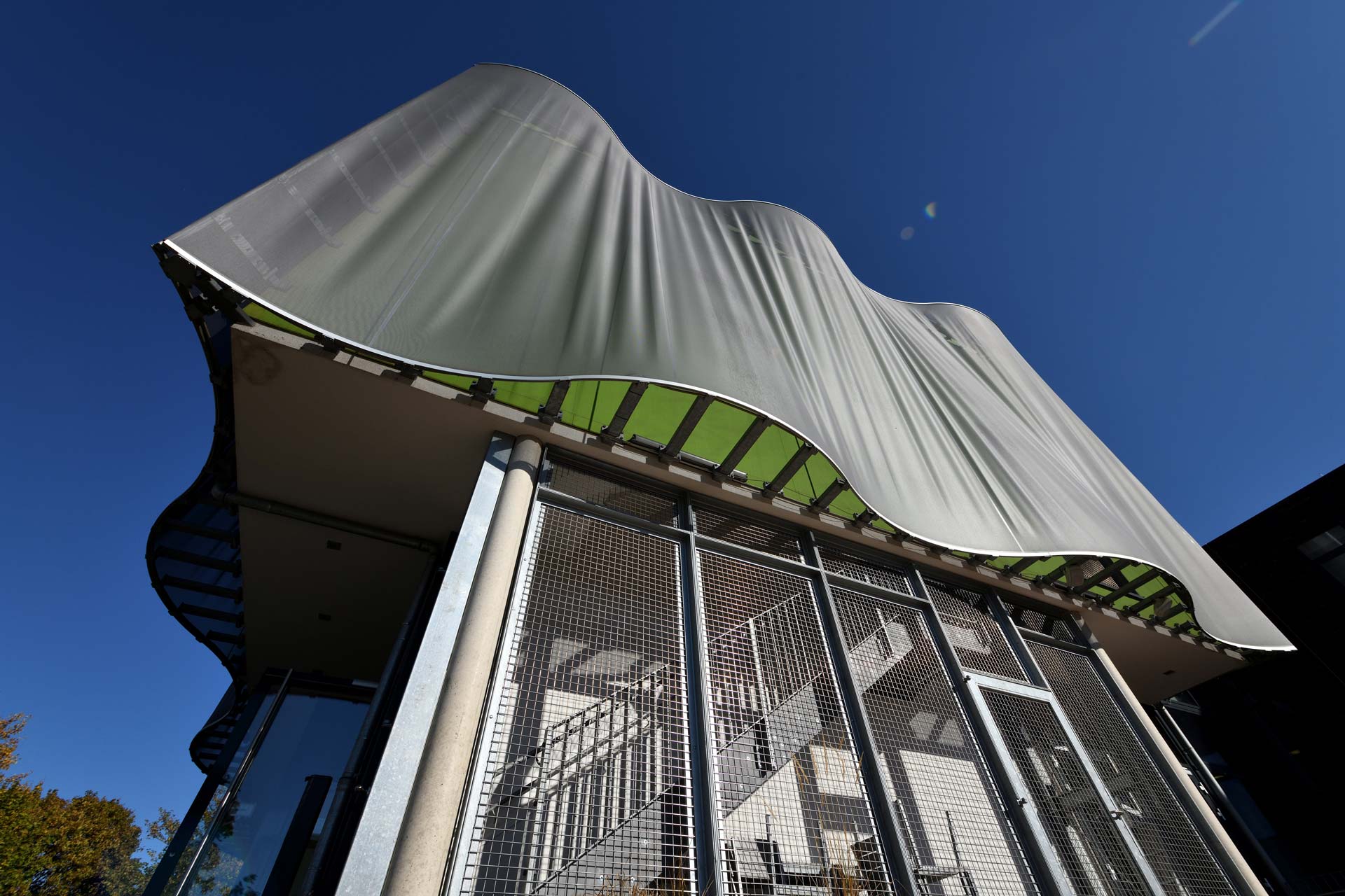 Ausgefallene Gebäudehülle: Die PVC-beschichteten Membranen verleihen der Musikschule in Erftstadt eine einzigartige metallisch schimmernde Faltenoptik. © VinylPlus Deutschland e.V.; Thorsten Martin 