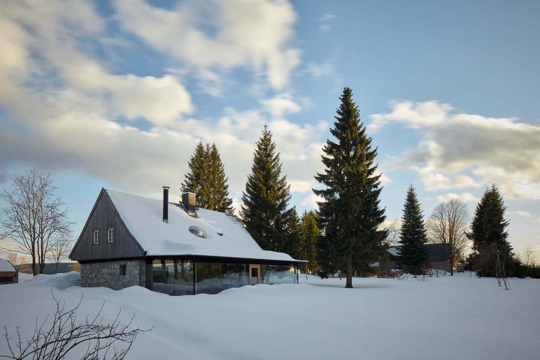 Im Isergebirge haben Mjölk Architekti ein 130 Jahre altes Wochenendhaus mit viel Glas zeitgemäß adaptiert. © BoysPlayNice