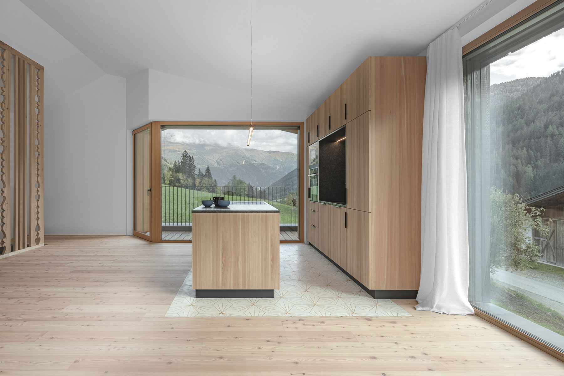 https://detail-cdn.s3.eu-central-1.amazonaws.com/media/catalog/product/z/i/zierhof-in-suedtirol-von-naema-s-architekturkonzepte-21_1.jpg?width=437&height=582&store=de_de&image-type=image