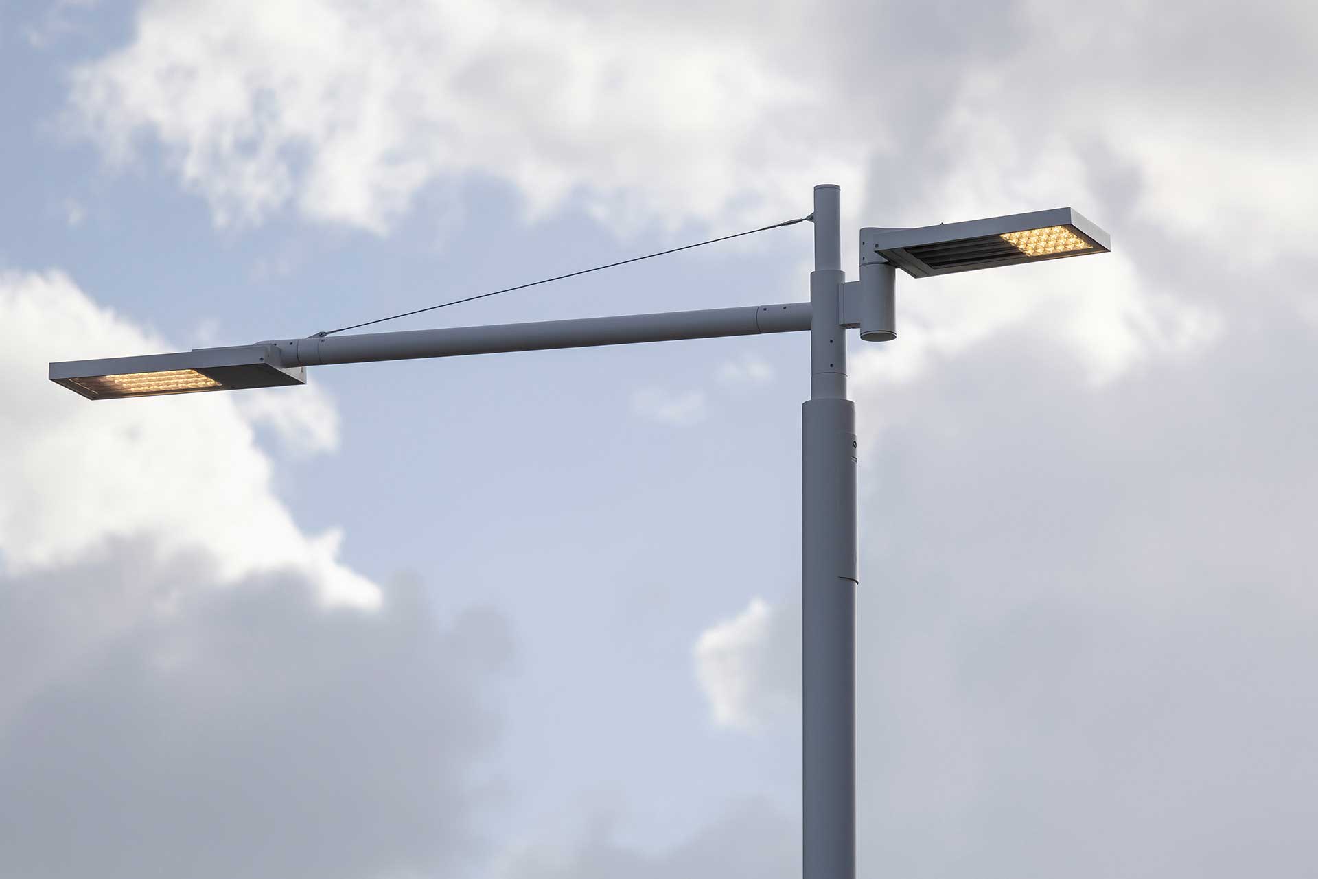 Außenleuchte vor einem bewölktem Himmel.