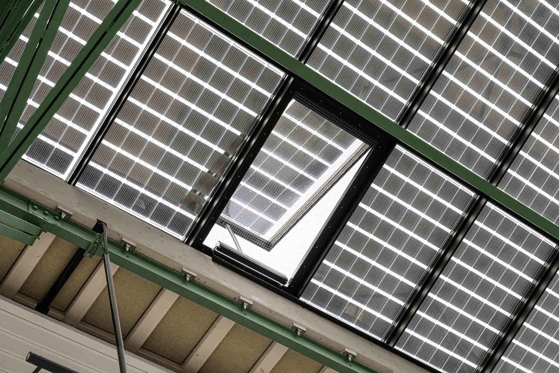 Innenansicht, Nahaufnahme der Decke mit historischen grünen Stahlfachwerkträgern.