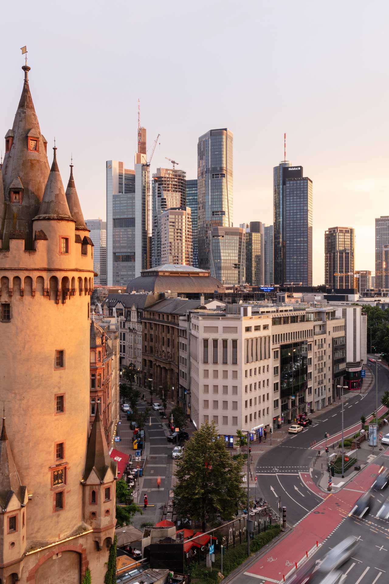 Skyline von Frankfurt, daneben steht ein alter Turm.
