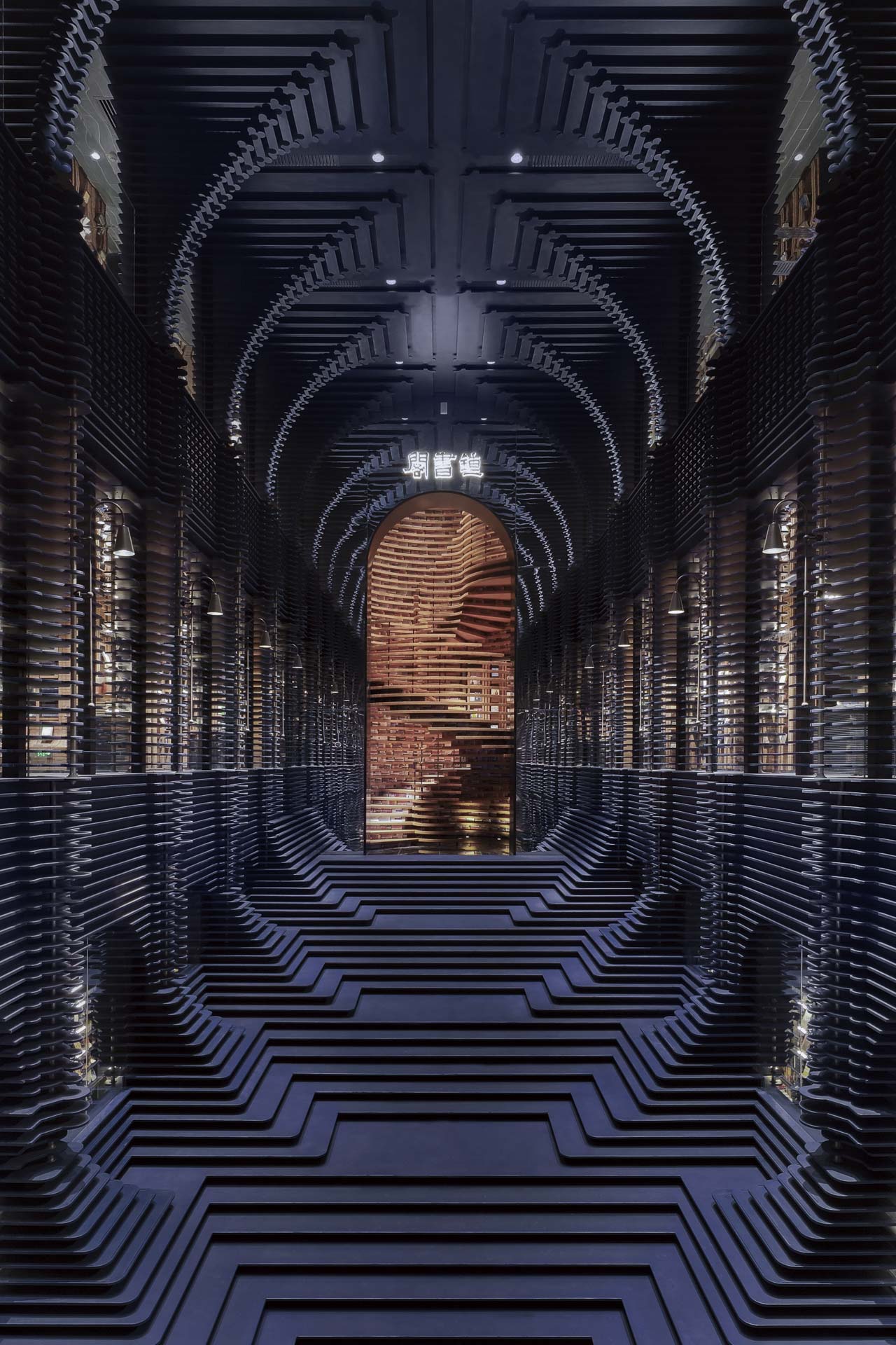 Langer, gewölbter Raum mit gestaffelten horizontalen Lamellen aus dunklem Material, symmetrischer Struktur und beleuchtetem Abschluss, Ziegelwendeltreppe im Abschluss.