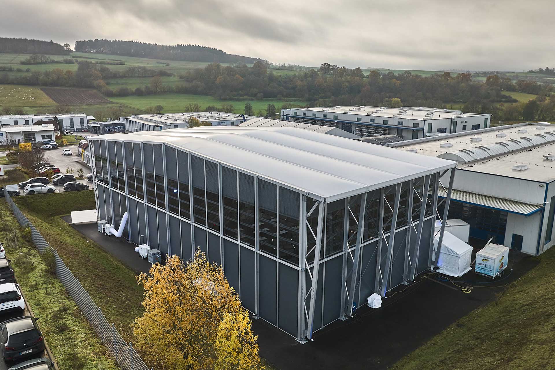 Eventhalle auf einem Parkplatz von der Voogelperspektive aus.