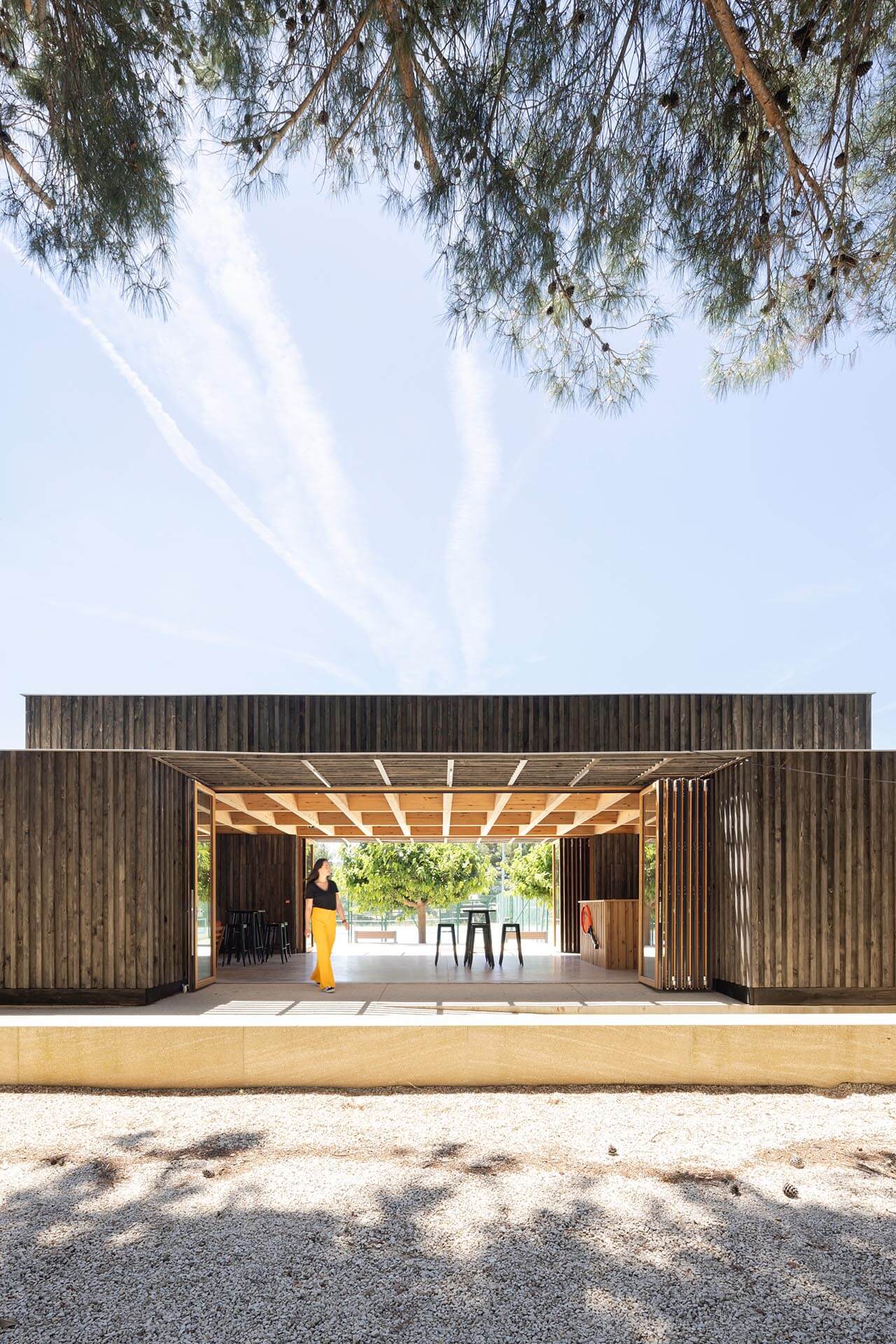 Blick durch das Bungalow, dass sich zu beiden Seiten öffnet.