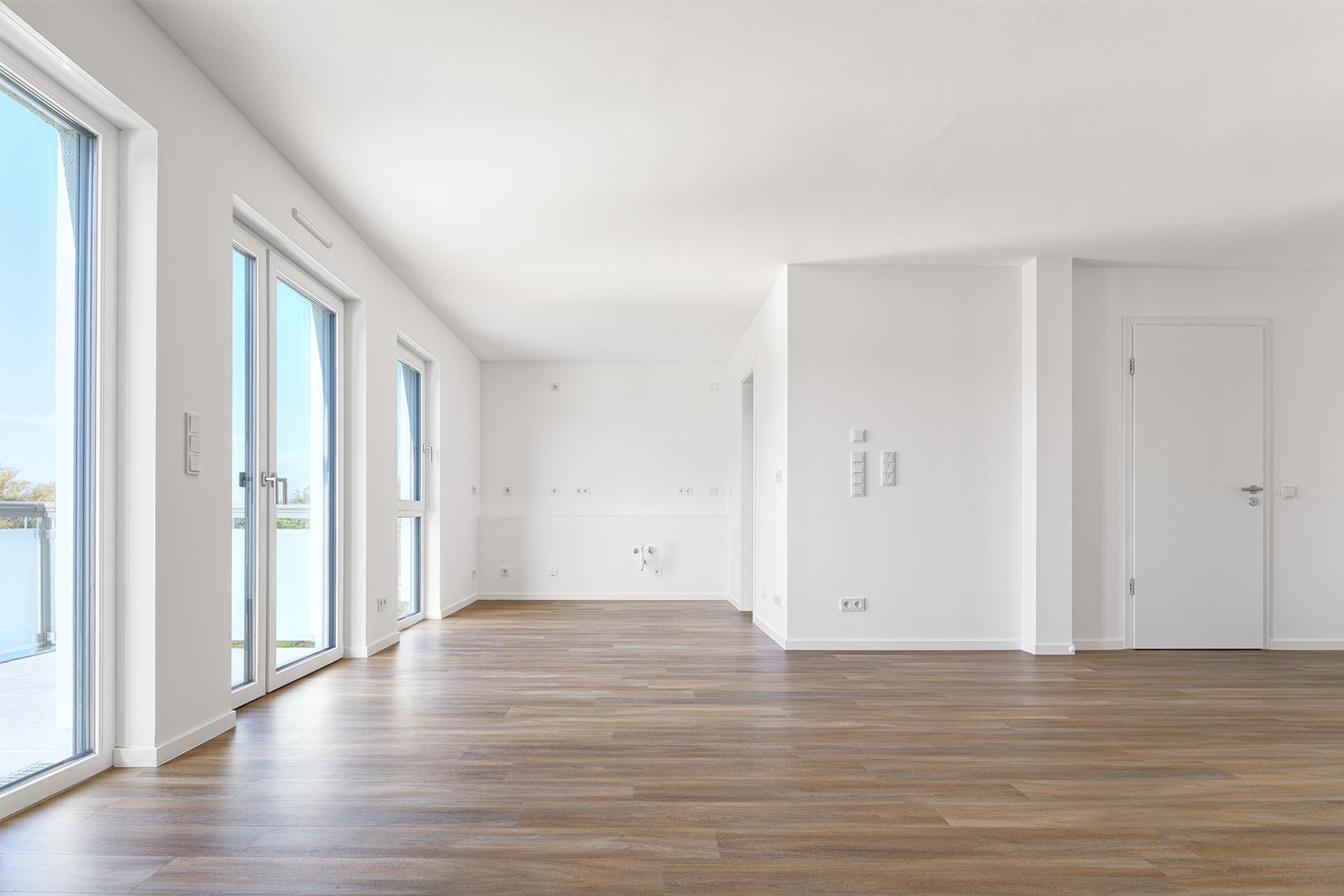 Großer, heller Wohnraum ohne Einrichtung.