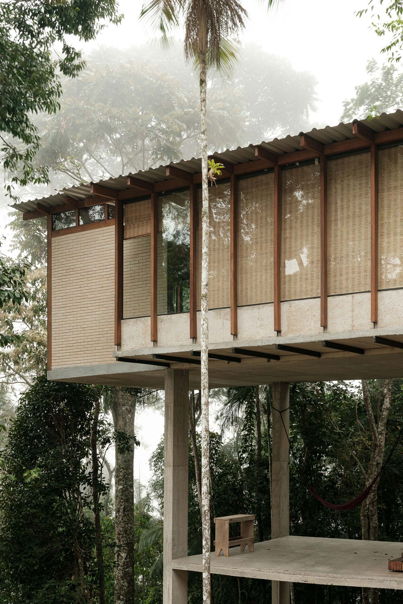 Stelzenhaus im Wald.