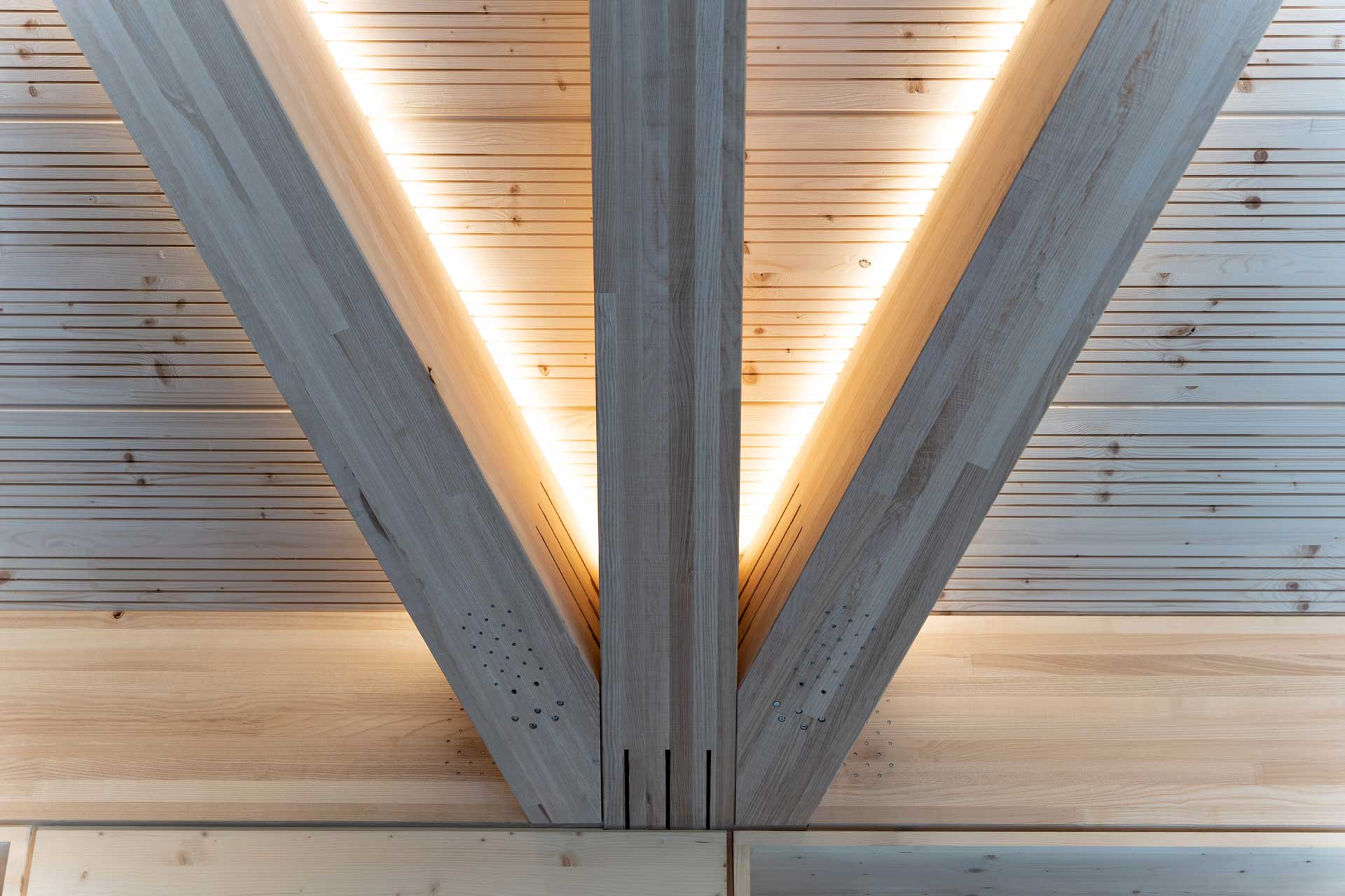 V-förmige Holzbalken an einer Holzdecke.