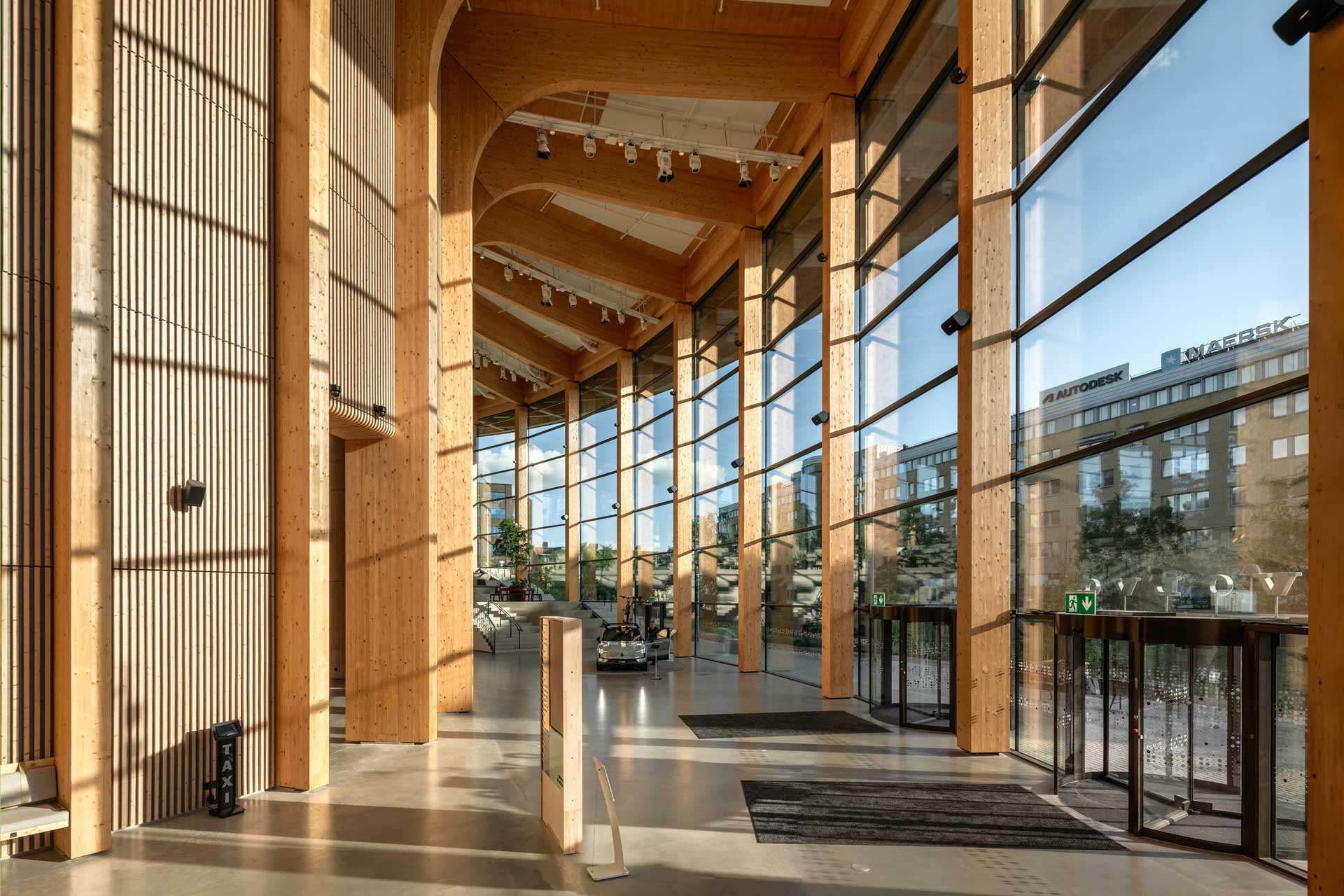 Breiter, verglaster Rundgang mit hohen Decken und großen Türen nach Außen. 