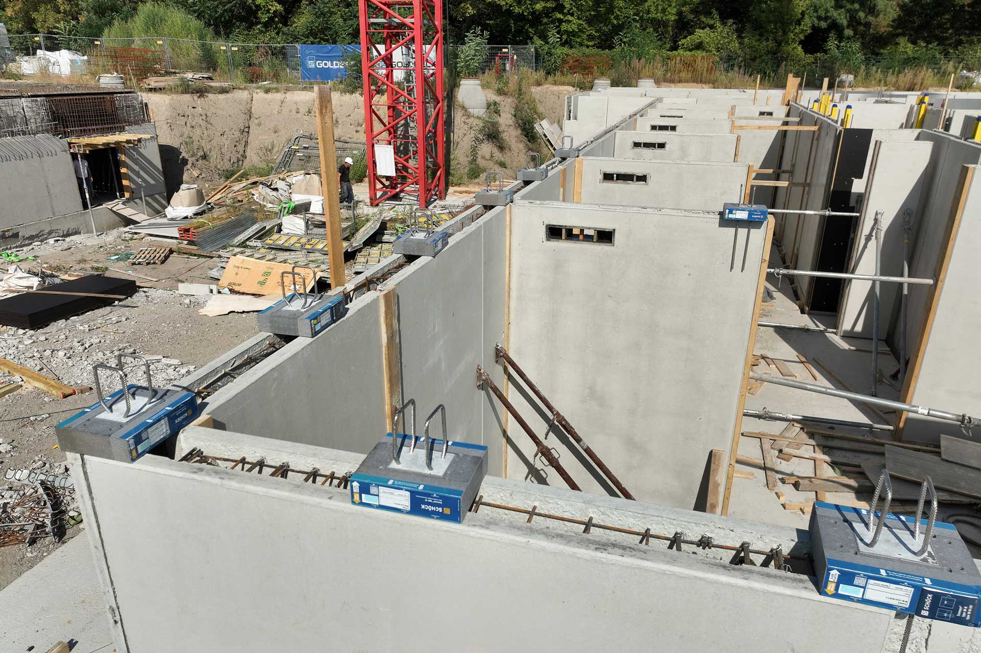 Gesetzte Betonwände eines Erdgeschosses auf einer Baustelle.