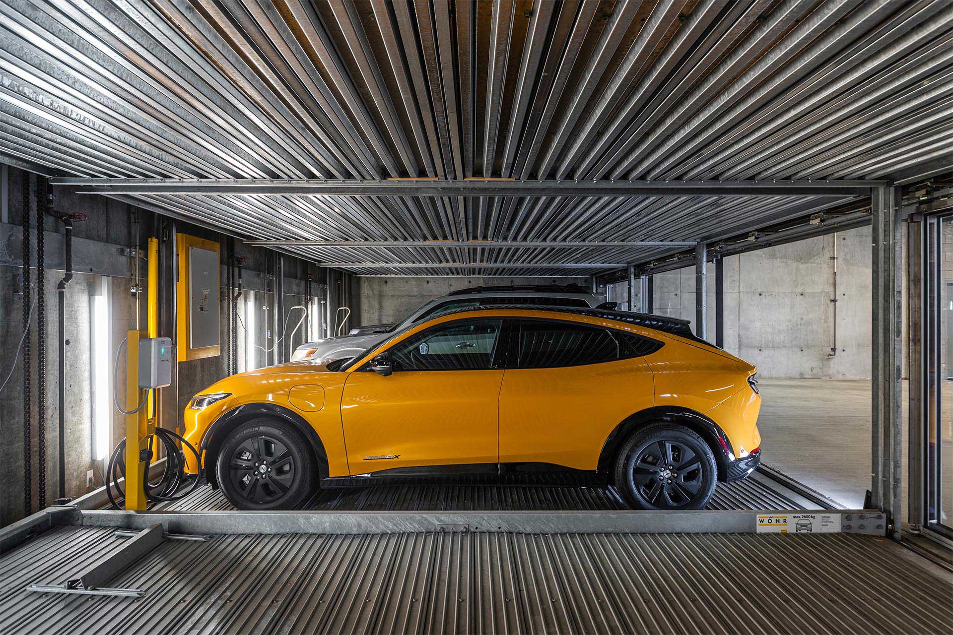 Duplex-Garagensystem mit zwei Autos.