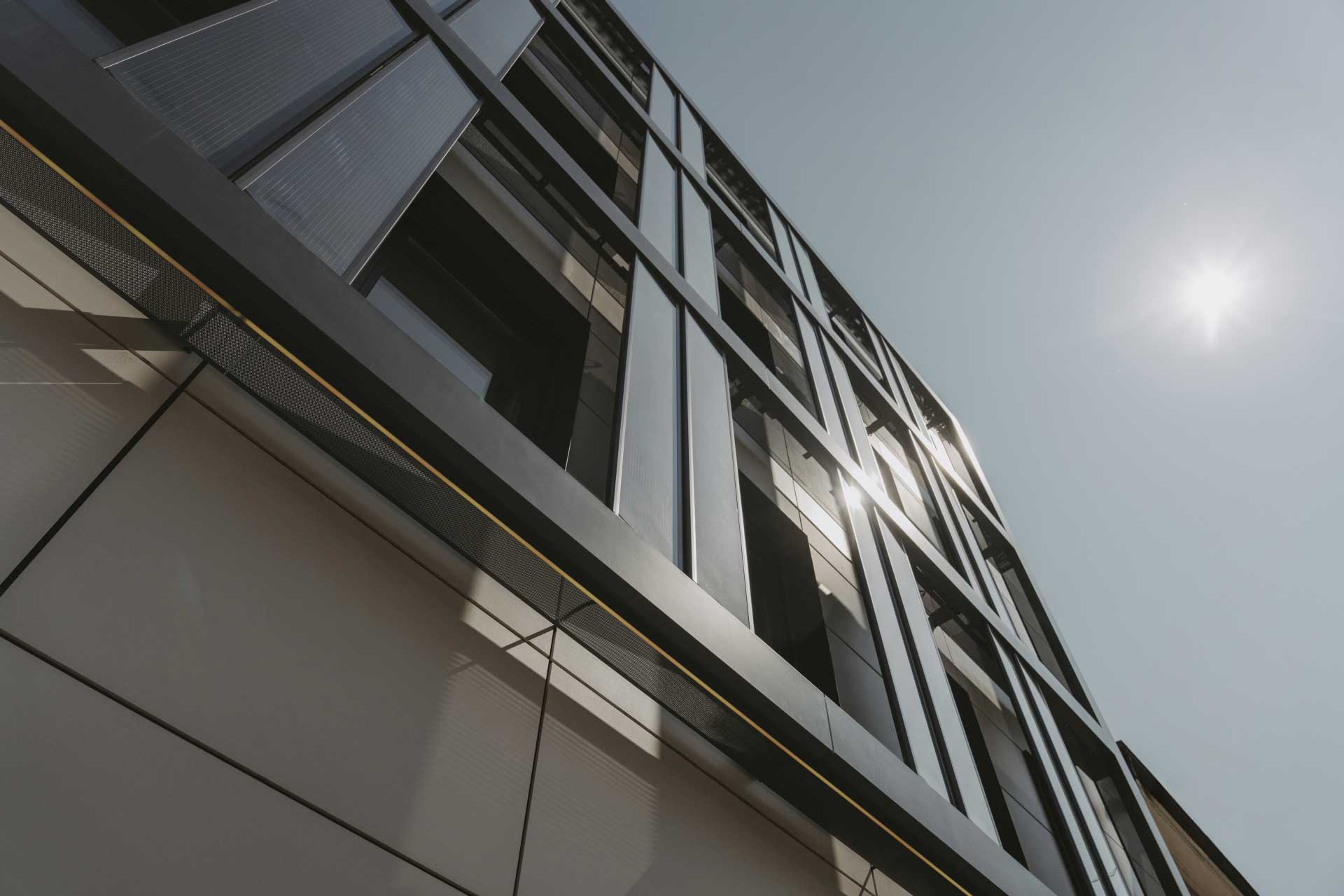 Photovoltaik-Elemente an einer Hausfassade.