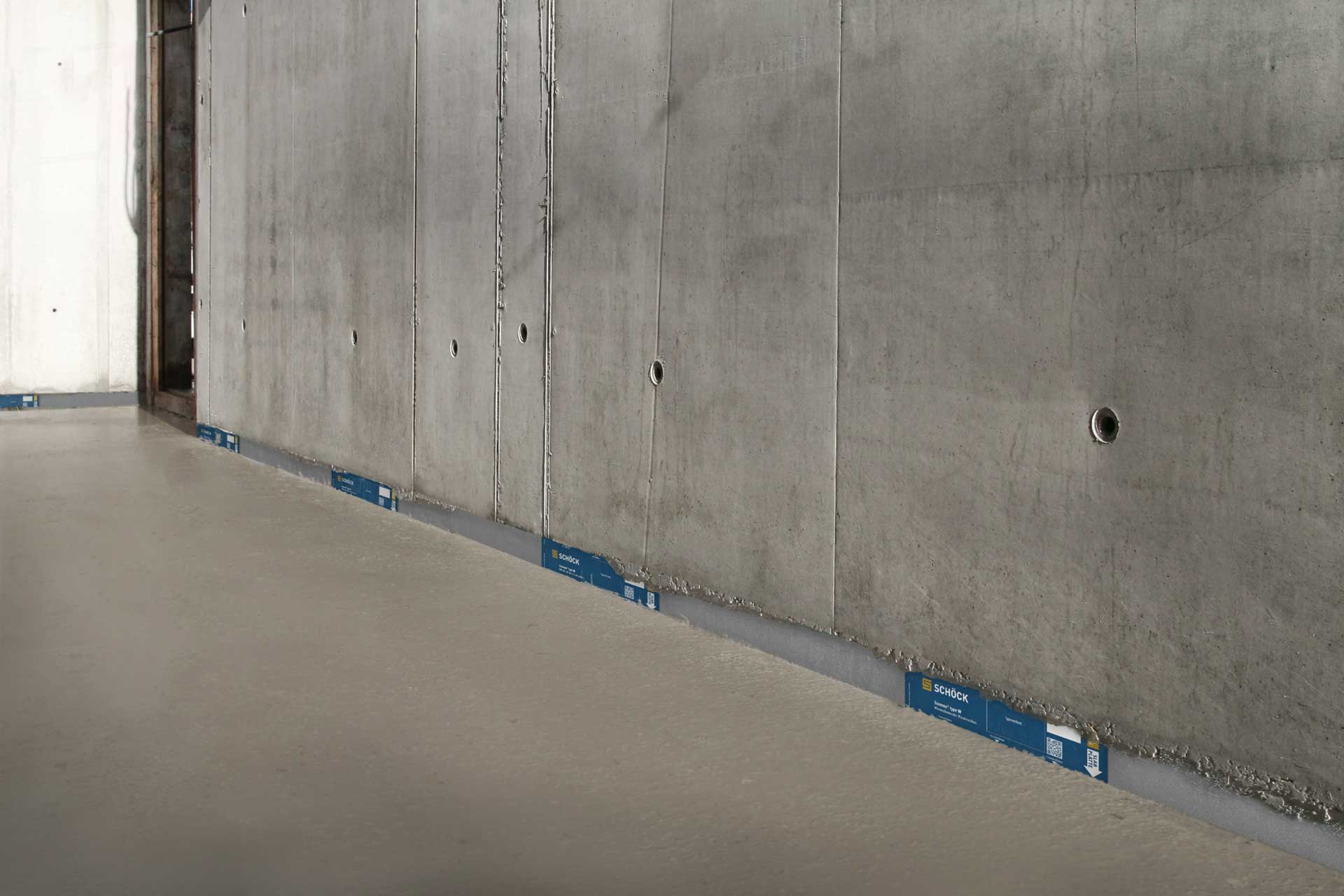 Die Bauteile Schöck Sconnex Typ W sind an einer Wand im Rohbau verbaut.