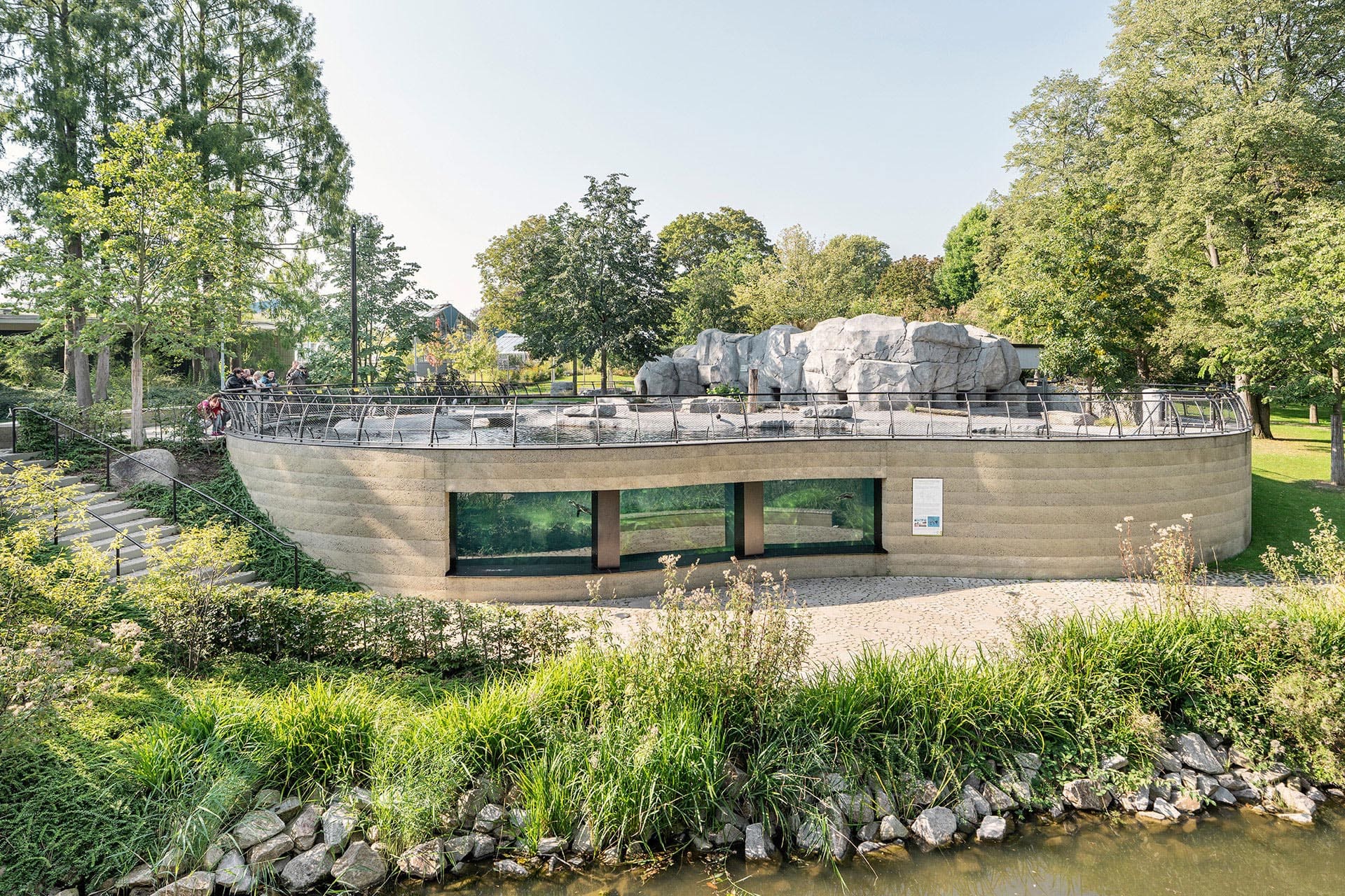 Restaurant mit Dachterasse in einem Park.