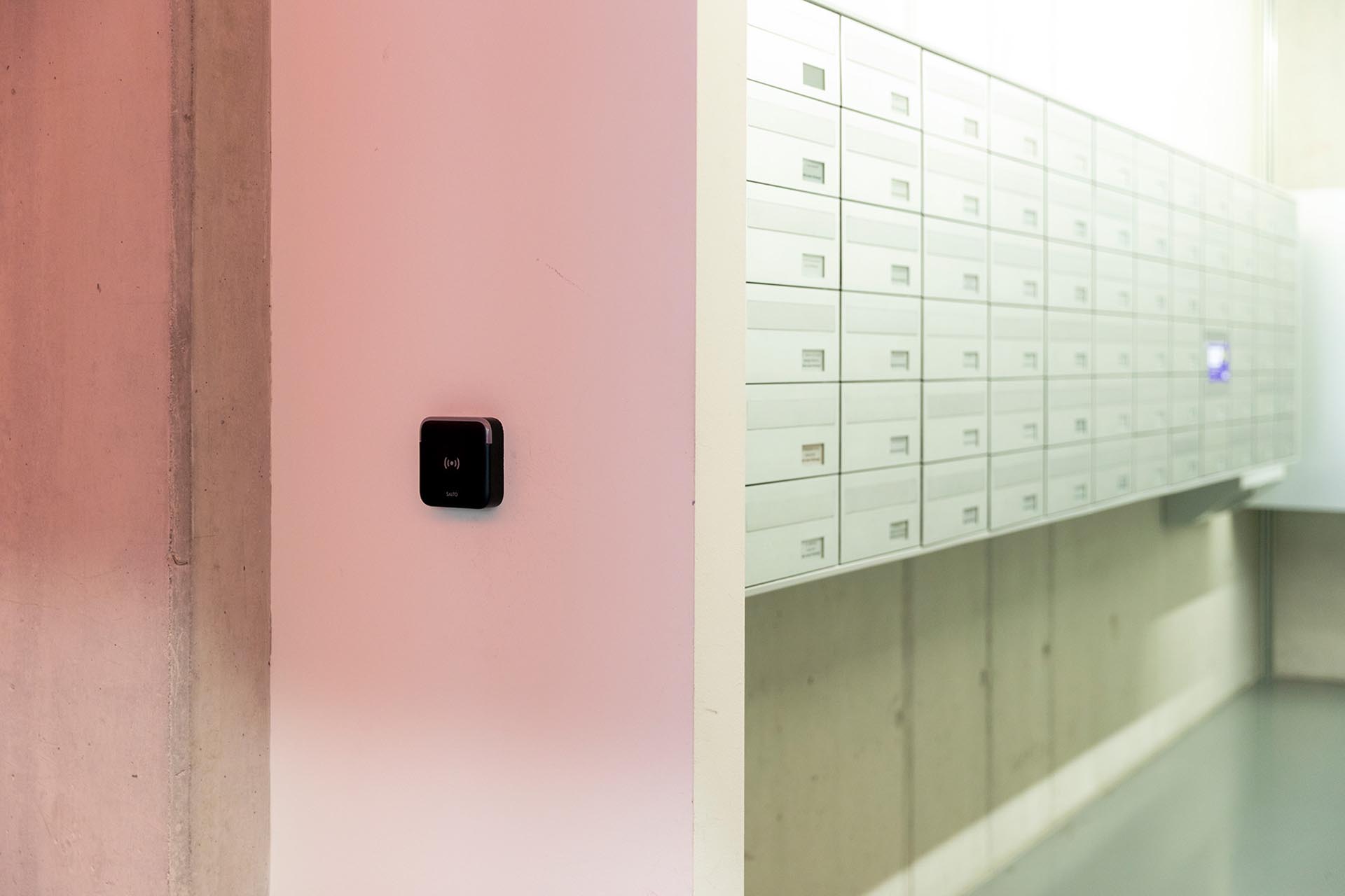 Briefkastensystem eines Mehrfamilienhauses mit elektronischem Wandleser.