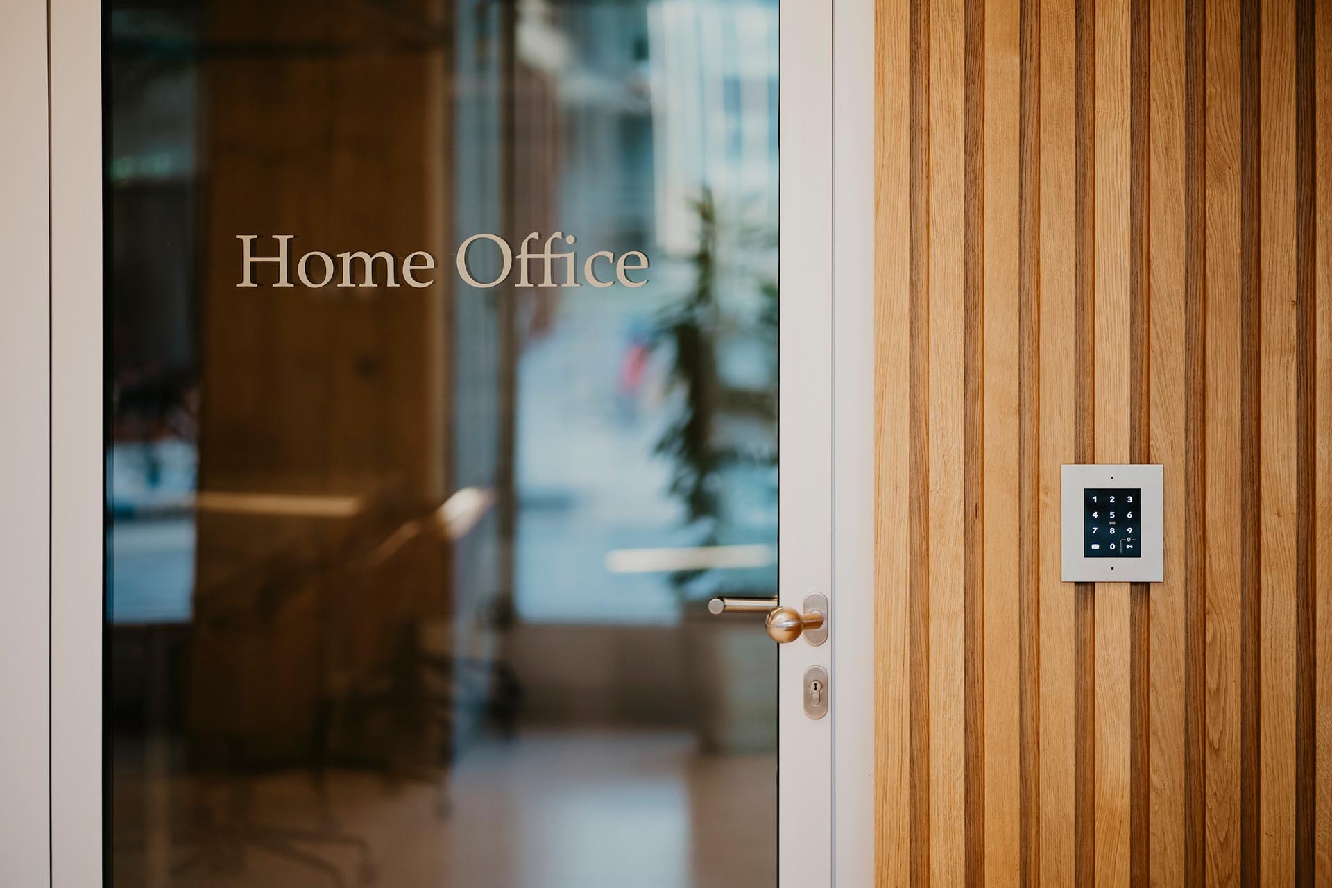 Glastür mit elektronischer Zutrittskontrolle.