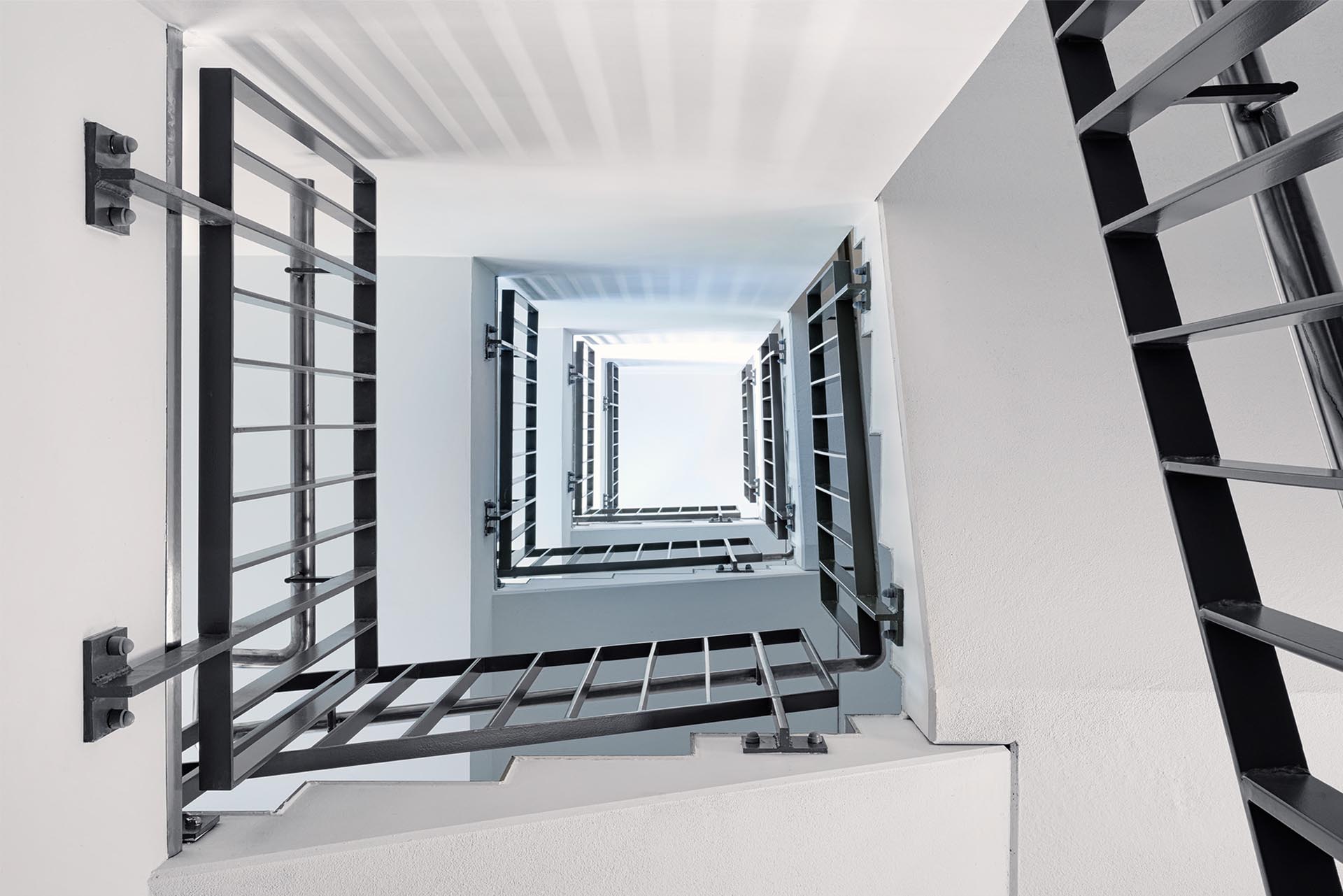 Blick von unten nach oben eins lichtdurchfluteten Treppenhaus.