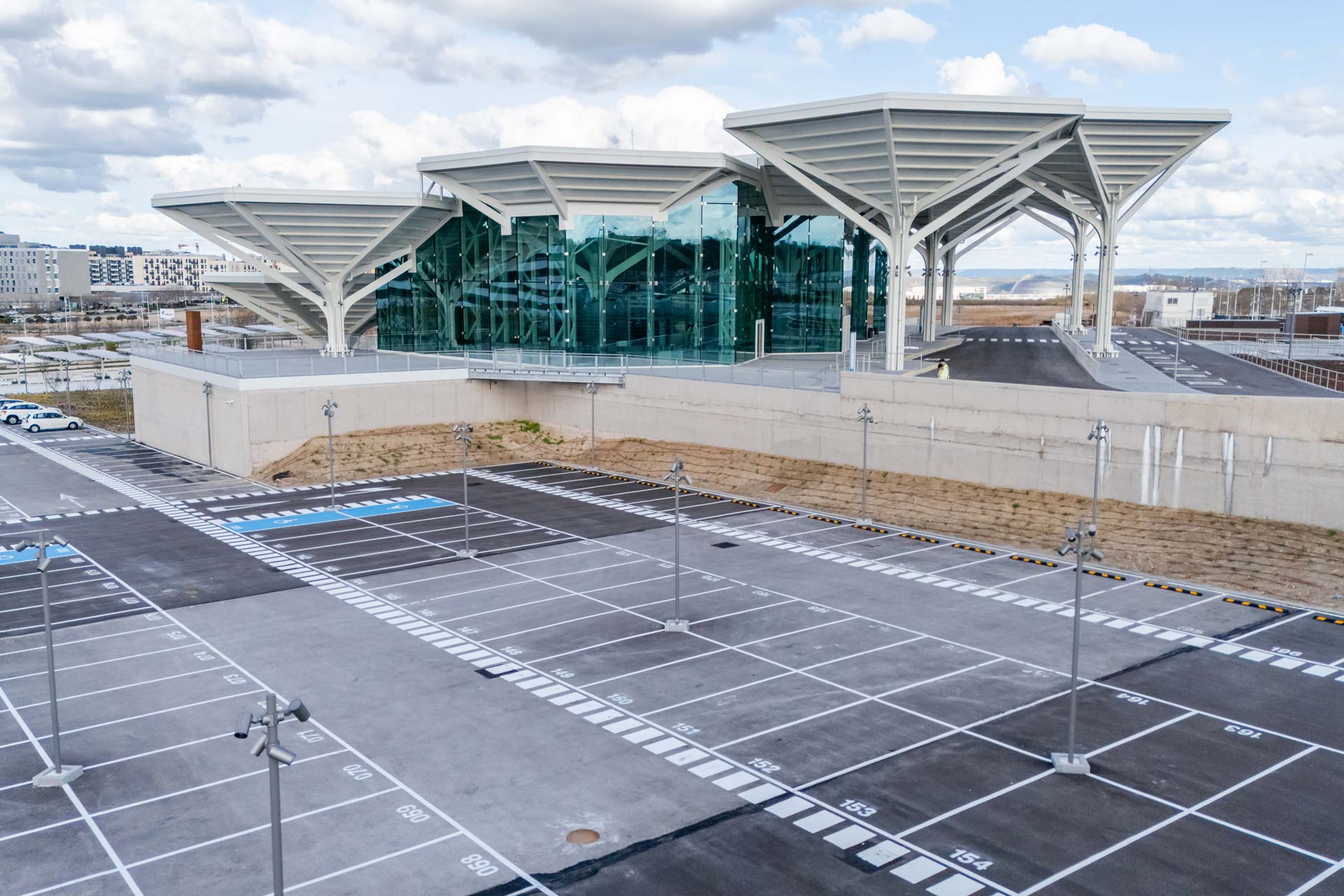 Parking place in fron of a building with the shape of a mushroom.
