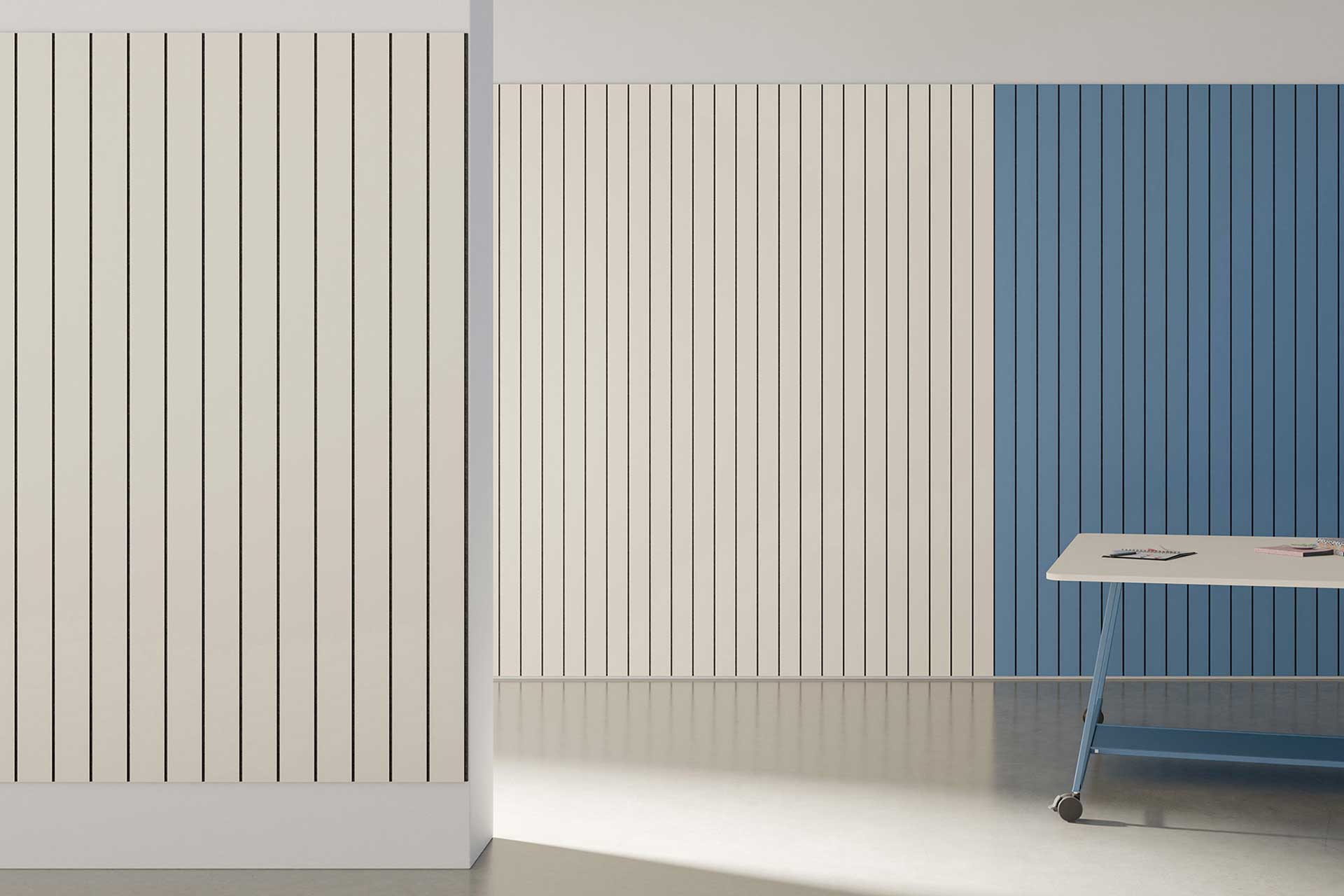 Weiße und blaue Wandpanele. Ein angeschnittener Schreibtisch ist rechts im Bild.