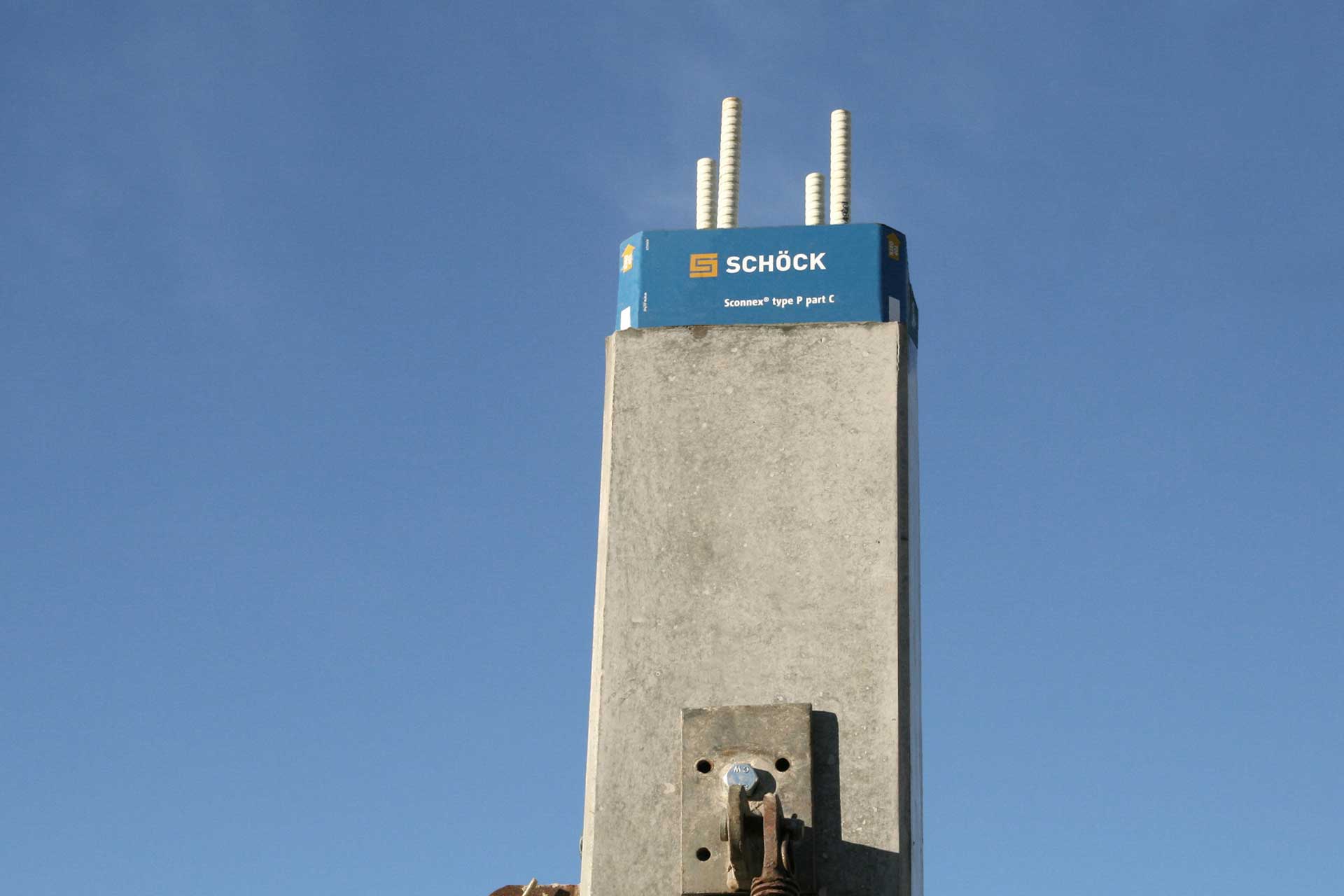 Das Bauteil Schöck Sconnex Typ P ist auf einem Betonteil montiert.
