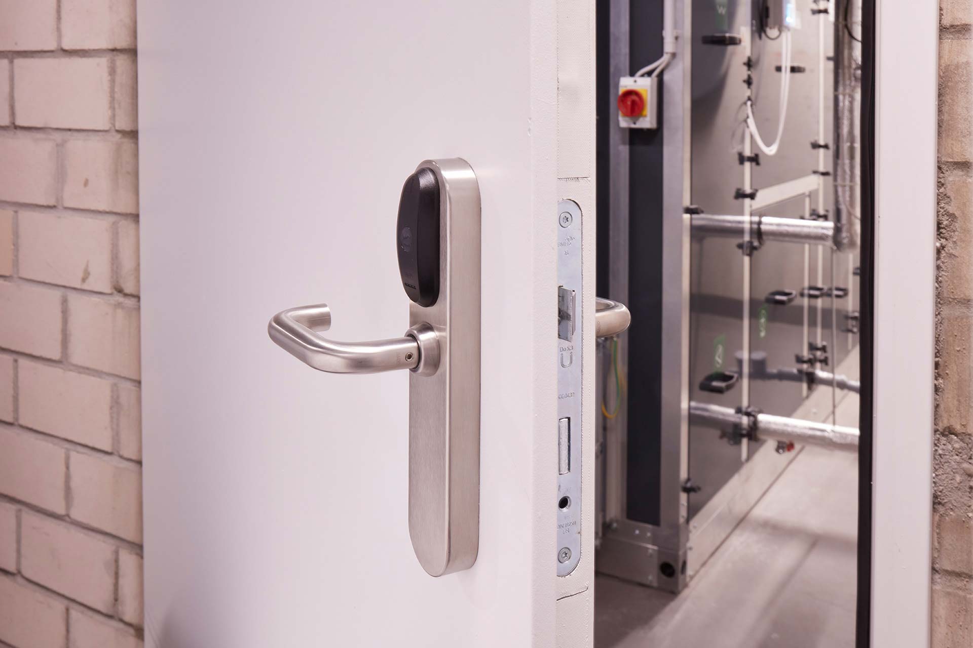 Offene Tür zu einem Serverraum, die durch ein elektronisches Schloss gesichert ist.