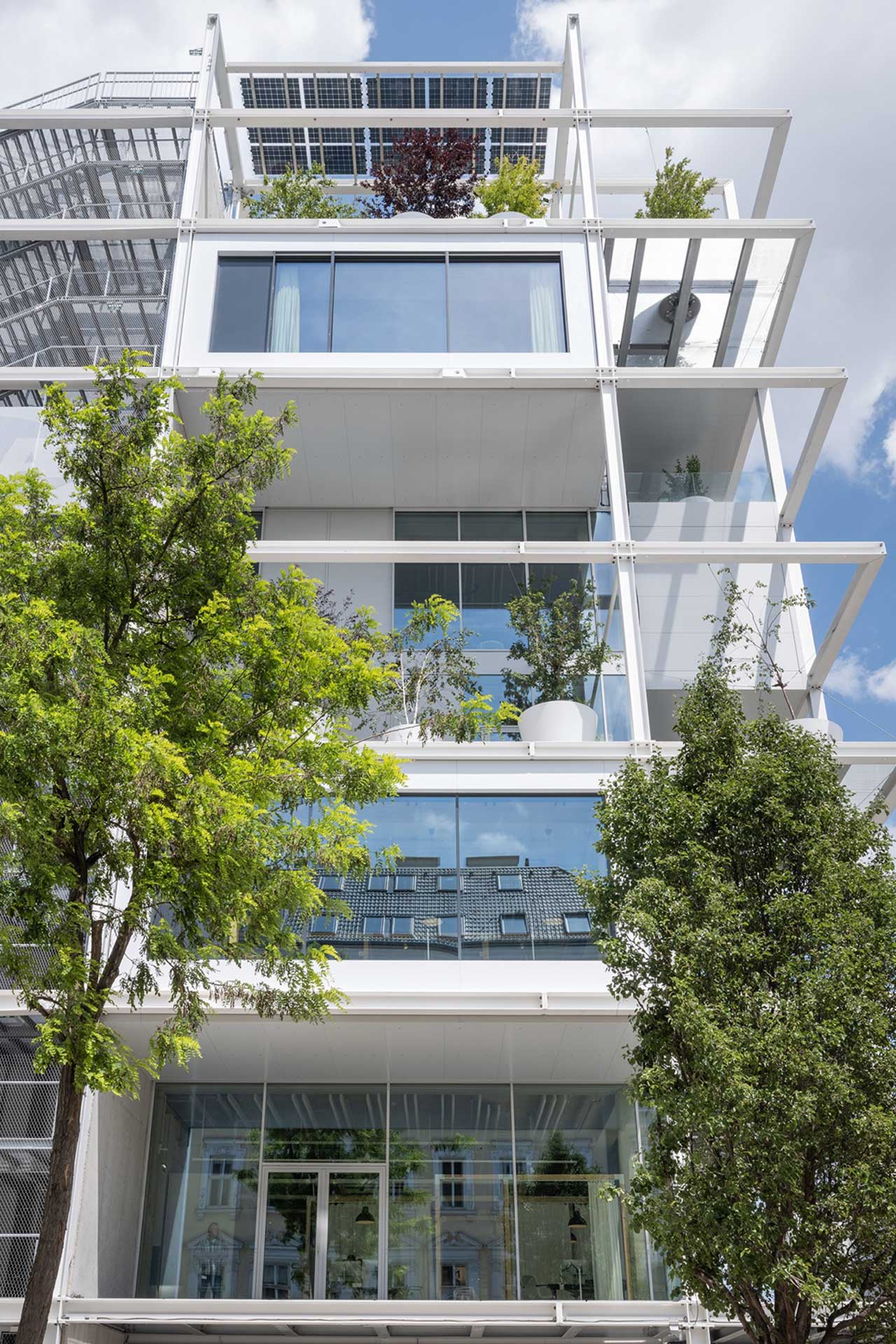 Begrünte Fassade eines Mehrstöckigen Hauses.