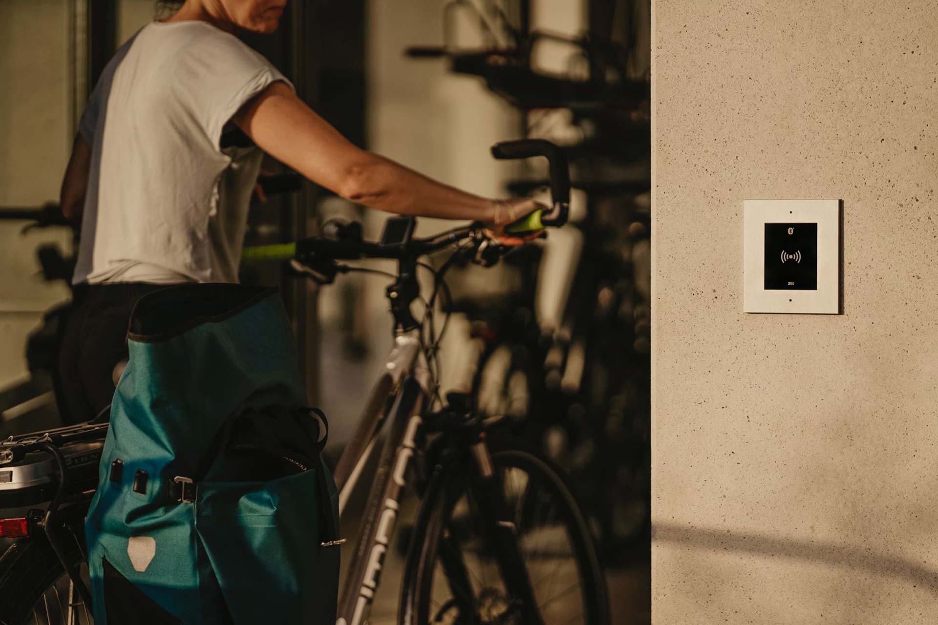 Eingang zu einem Fahrradkeller mit einer elektronischen Zutrittskontrolle.