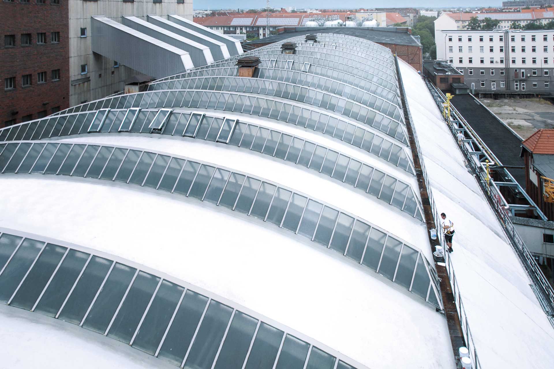 Langes und breites gewölbtes Dach mit konkaven Fensterreihen.