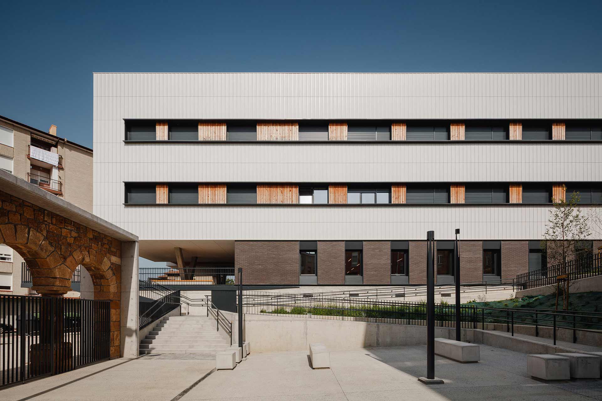 Fassade einer sanierten Schule mit Flachdach.