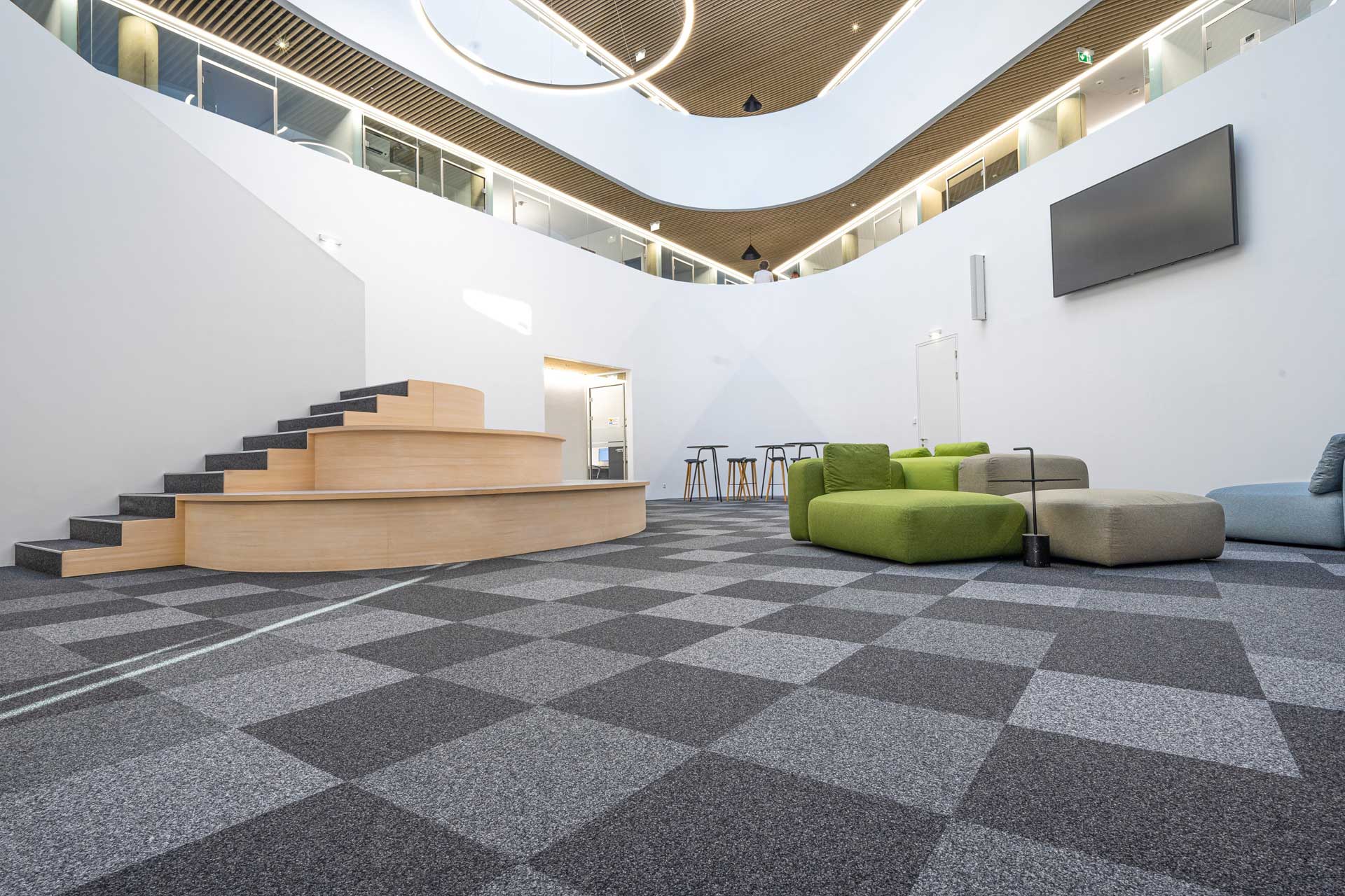 Empfangshalle eines Bürogebäudes mit Sitzgelegenheiten.