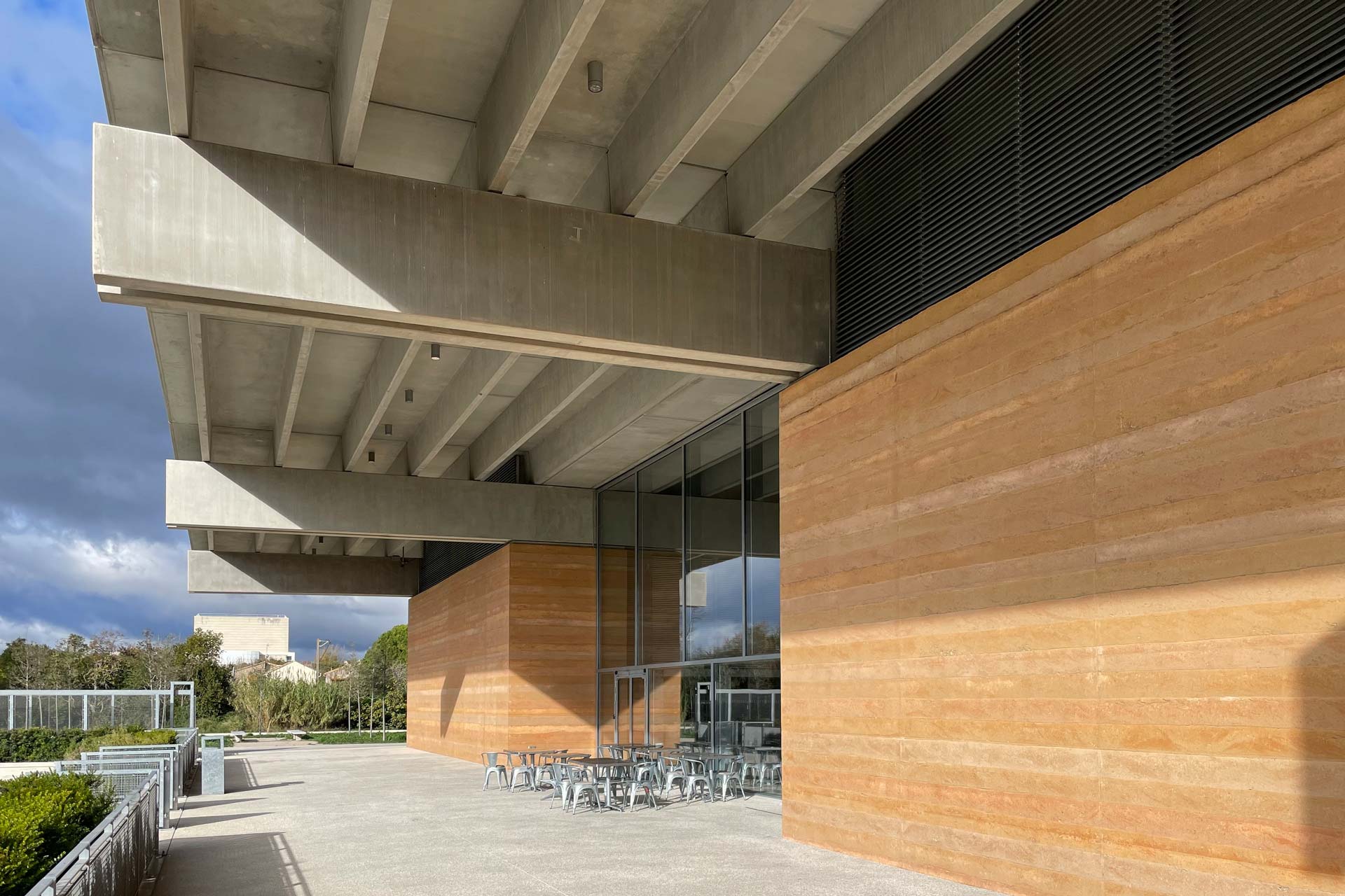 Gebäude mit auskragendem Dach.