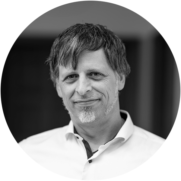 Portrait eines Mannes mit schwarzem, vollem Haar.